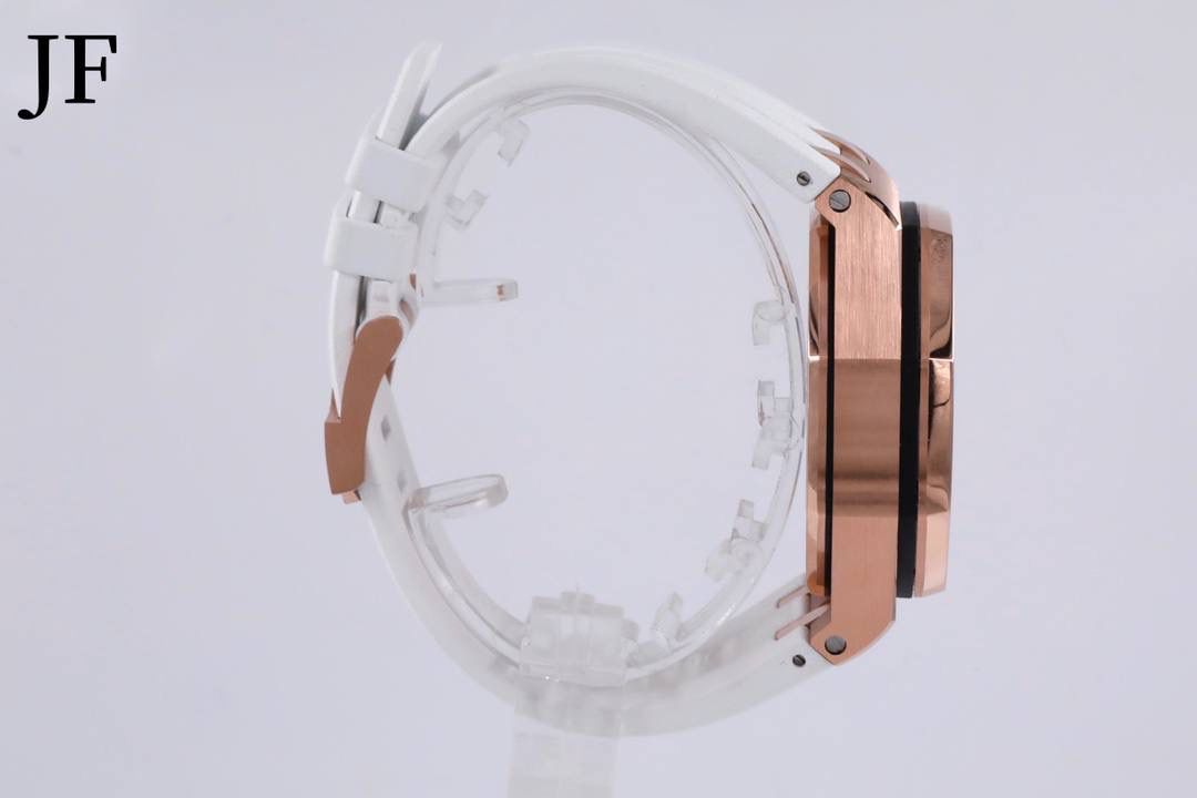 🚀品牌：AP 大熊猫🚀 系列：俗称金大熊猫 机芯：3126计时自动机械 材质：316精钢表壳 陶瓷圈 直径：42mm 皮带：橡胶表带 表扣：原装针扣 玻璃：蓝宝石水晶玻璃