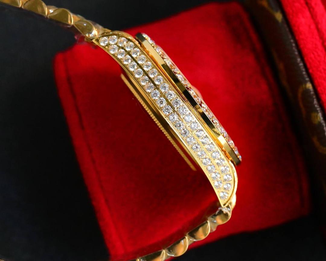 💍劳力士ROLEX 奢华极致满天星版本腕表904精钢打造，密镶顶级施华洛世奇美钻，奢华品质的诠释，璀璨夺目，魅力绽放。表壳表链全镶满美钻，金光闪闪，机芯可选择2824机和国产，腕表尺寸42mm！💍​​​