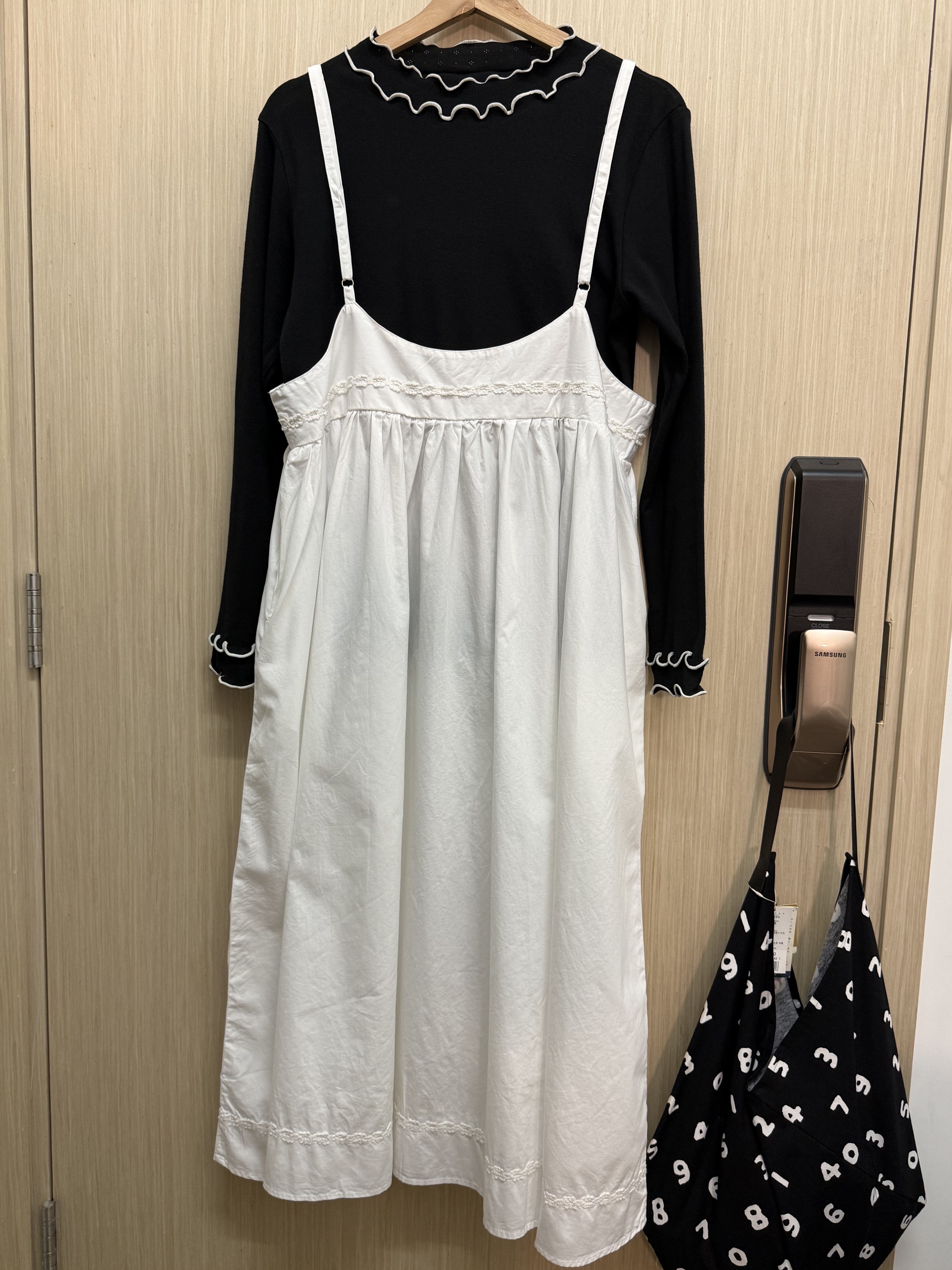 刺繡花邊吊帶裙（白色）