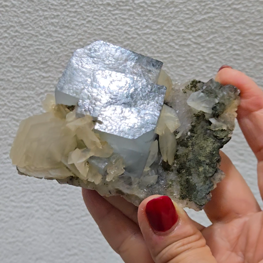 Blue cubic fluorite with UV calcite - FL436