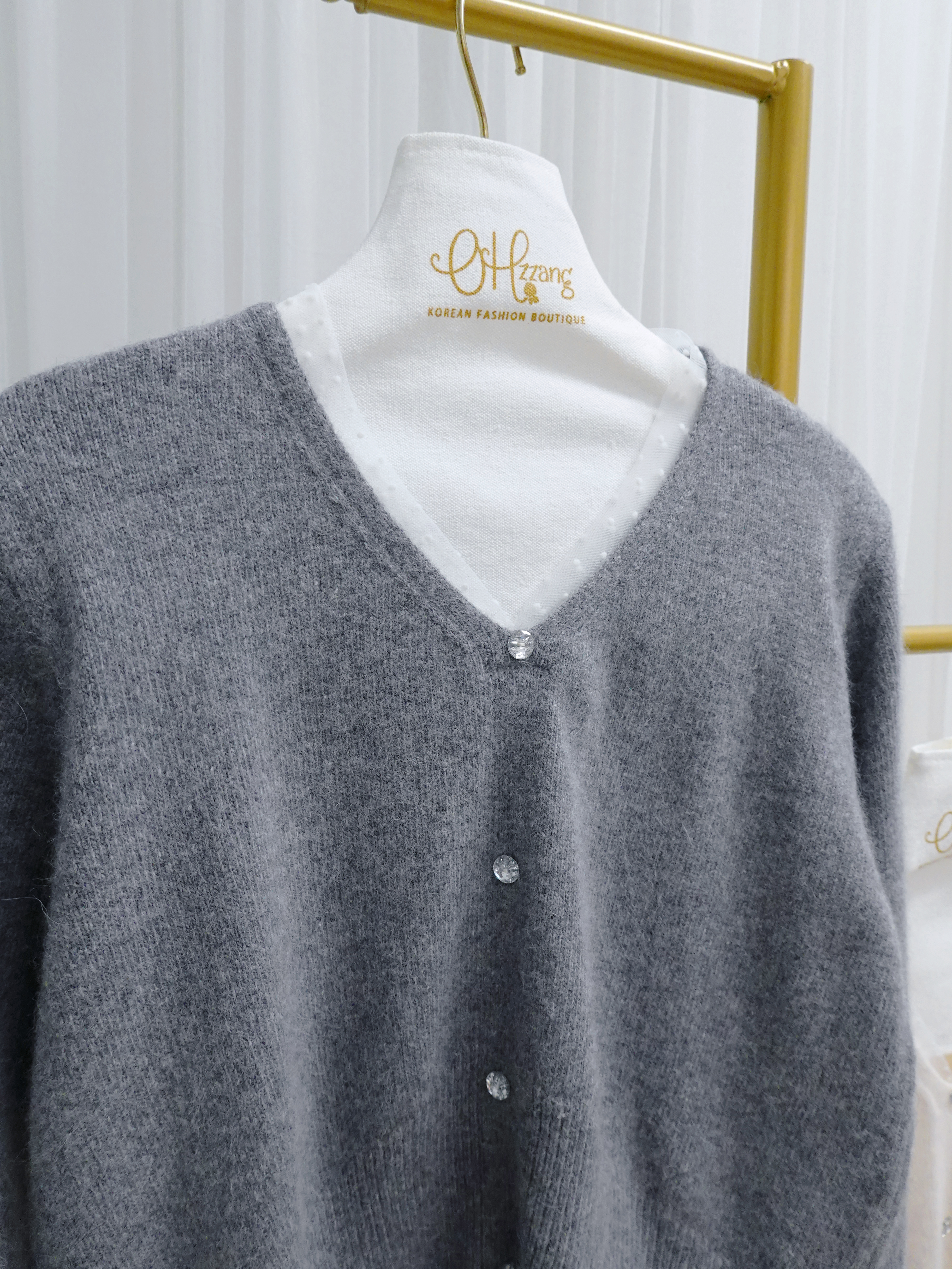 TOP06_12A 紗紗V領閃石扣KNIT (2色)