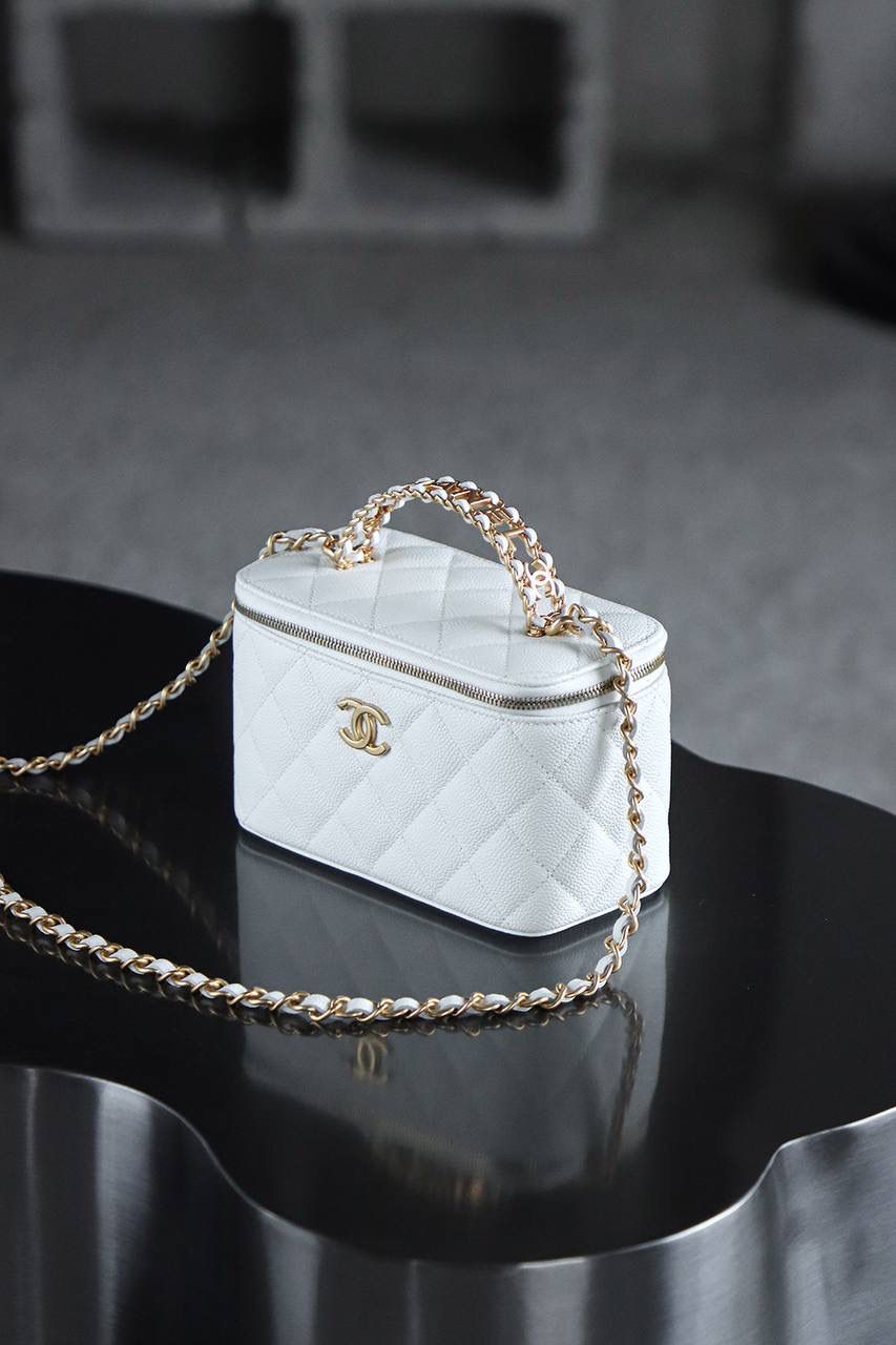 22S鏤空化妝包鑒定版 👜 一包一碼 支持全球鑒定查驗身份證原廠專G Haas皮料過關清單資料可査詢 原來這才是心動的感覺🤍 22S鏤空小盒子的出現，把精緻復古寫在臉上，白金牛簡直是白富美的標配，沒有哪個女生能拒絕帶鏡子的化妝包吧，最大號的手機也能放得下，實用性滿分！ 五金：厚鍍24k復古金 皮料：Haas原廠中球小牛皮 尺寸：16*10*8cm