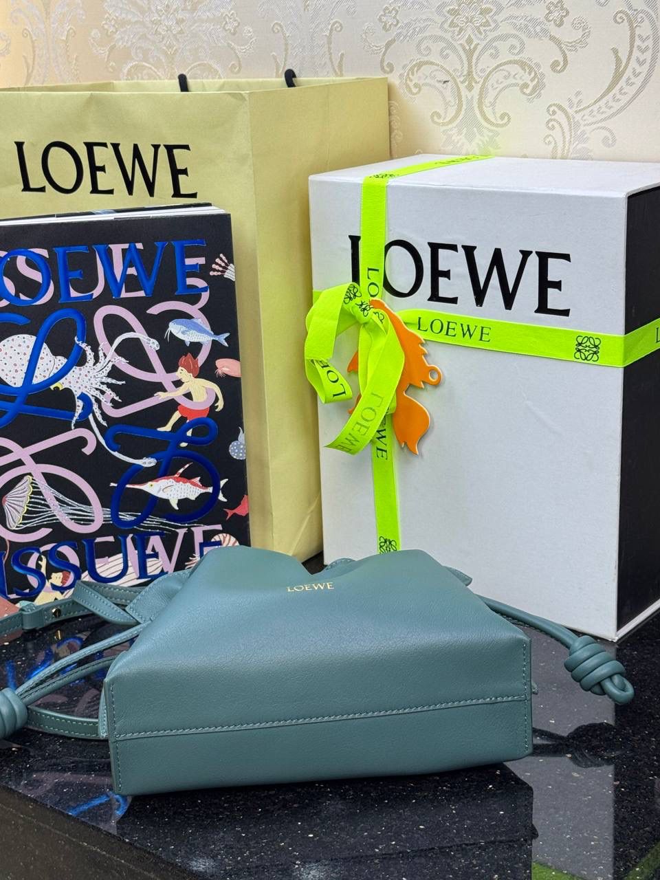 🎈全新升级—迷你烫金款𝙁𝙡𝙖𝙢𝙚𝙣𝙘𝙤出货啦✅ ❤️升级版福袋正面新增品牌烫金𝙇𝙤𝙜𝙤代替压印𝙇𝙤𝙜𝙤，肩带加宽同时增加两侧狗扣五金代替原本皮穿扣肩带，精致又便捷🥰 ❤️独家定制皮料五金，小牛皮皮质手感十分柔软且耐用，肩带🉑拆卸🉑调节，多种背法任你选择，容量超大，日常出行必备😍 ❤️独家品控，完全对版细节，全套礼盒🎁包装给你满满的仪式感🥰 迷你尺寸：𝟐𝟑 𝟗-𝟏𝟖-𝟗𝐜𝐦 款号：052030香根草绿