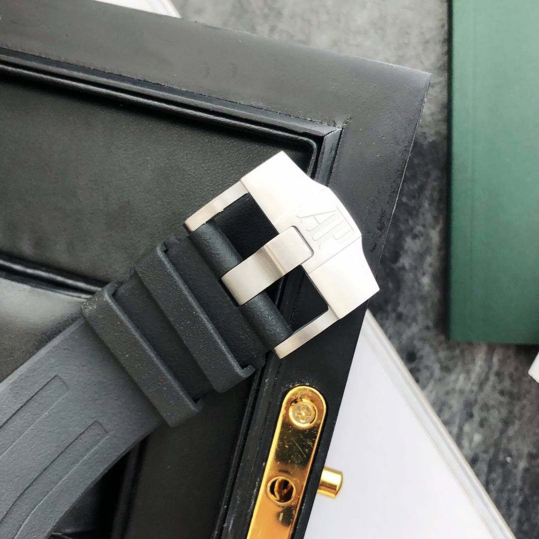 皇家橡树 - 爱彼AP 26400系列 44毫米直径 市面上最好版本的超级复刻 柔软硅胶带 皇家橡树离岸型 男士全自动机械腕表 ，316L精钢表壳 ，搭配原装复刻定制机芯Cal.3126全自动机械机芯 走时精准 稳定，透视后盖 裸露的机芯跟正品一模一样，反炫光蓝宝石玻璃 ，超级耐划痕，搭配原厂模具橡胶表带，原装针扣 ，300米防水，整壳套超高品质，超A做工，非市场普通货，货有所值 ，硬汉必备神器，爱彼入门级腕表 强烈推荐，制作耗时又耗精力，尽可能把最精至的腕表呈现给各位腕表爱好者。