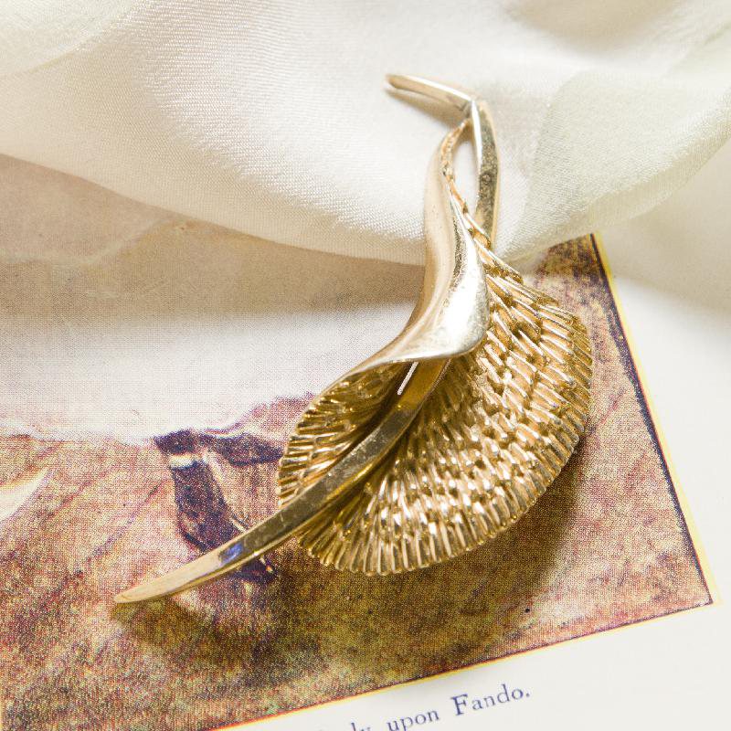1950s Crown Trifari Textured Gold Tone Callalily Flower Brooch (CA125)