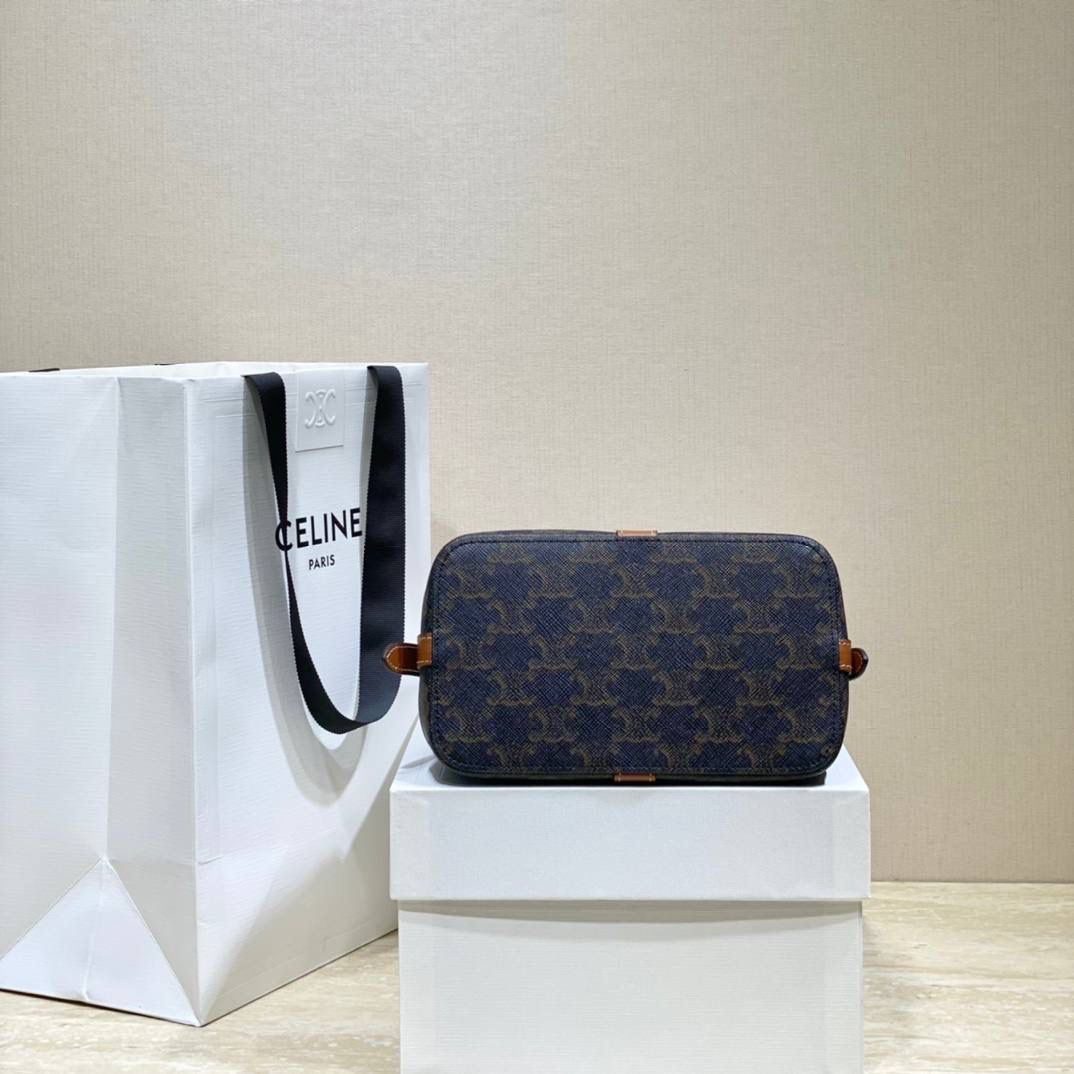 🔥大货实拍图 𝗖𝗘𝗟𝗜𝗡𝗘 ♥ 𝗧𝗘𝗘𝗡 𝗖𝗔𝗕𝗔𝗦 𝗗𝗘 𝗙𝗥𝗔𝗡𝗖𝗘 型号：191992 尺寸：19*16*11cm 放着平平无奇，背上身效果特别不错！也很好搭衣服，休闲或是正装背她都好看的呢