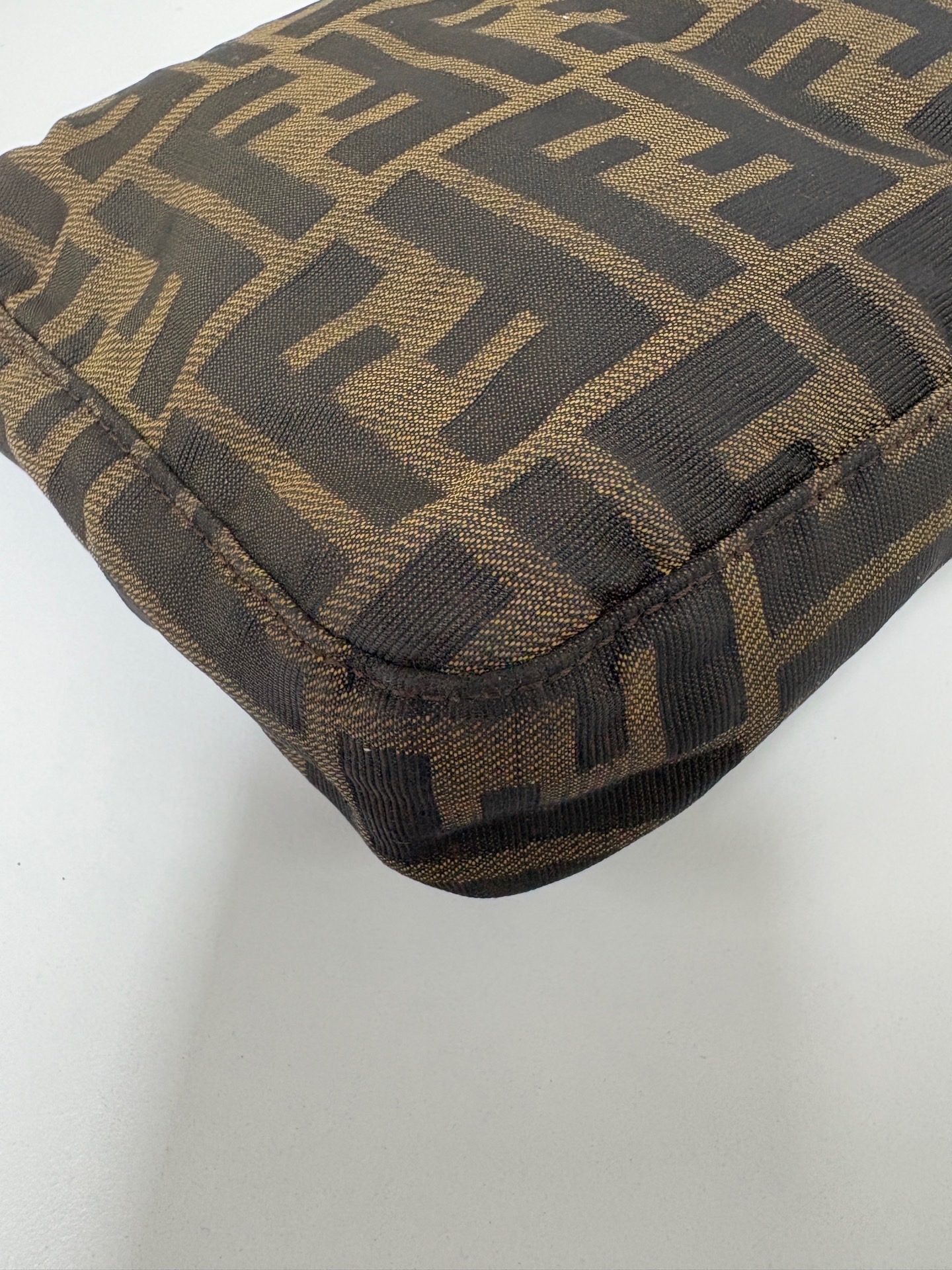 【預訂貨品】Fendi老花法棍腋下包