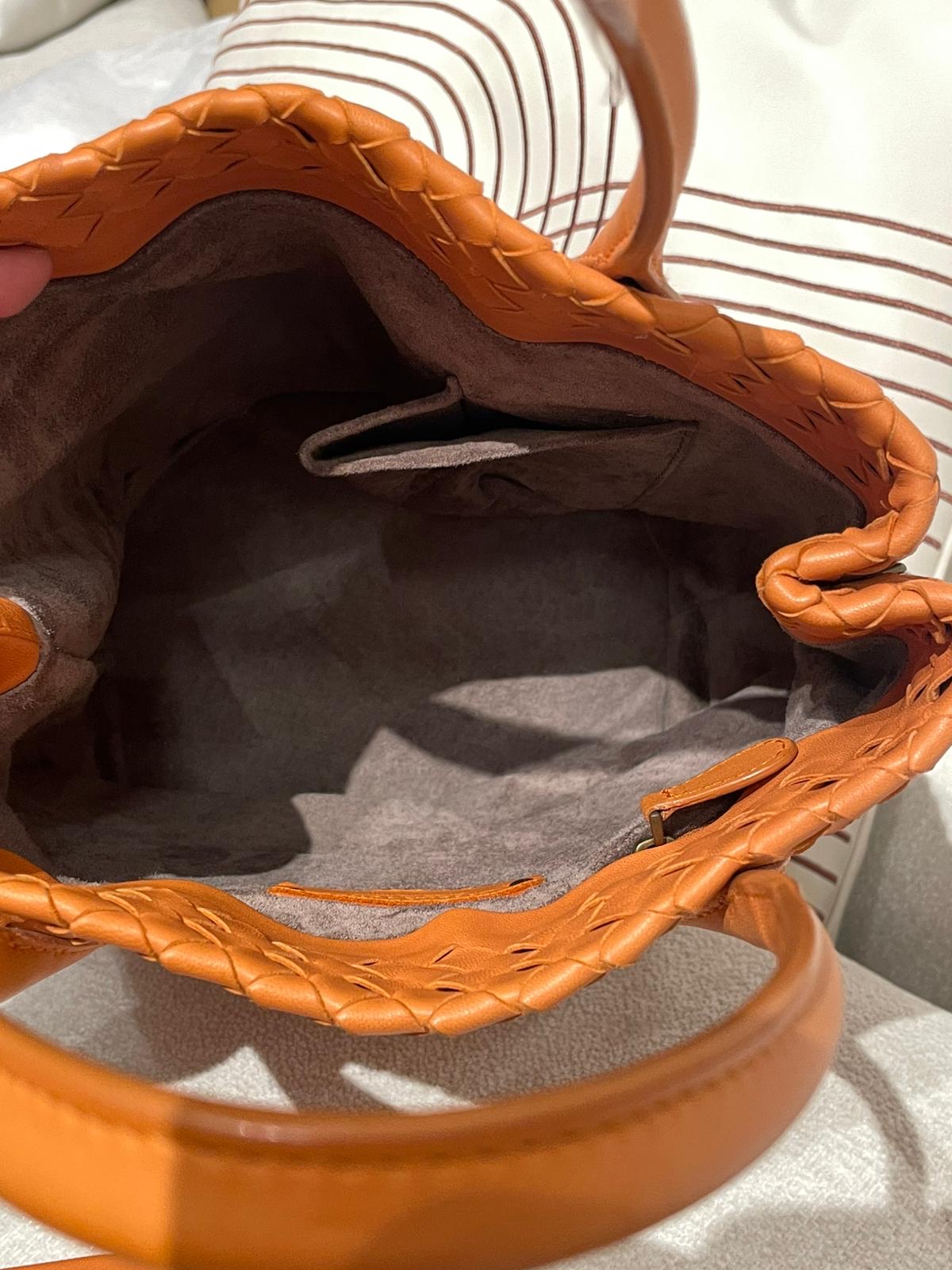Bottega Veneta BV Bucket Bag 100%Authentic, 90%New