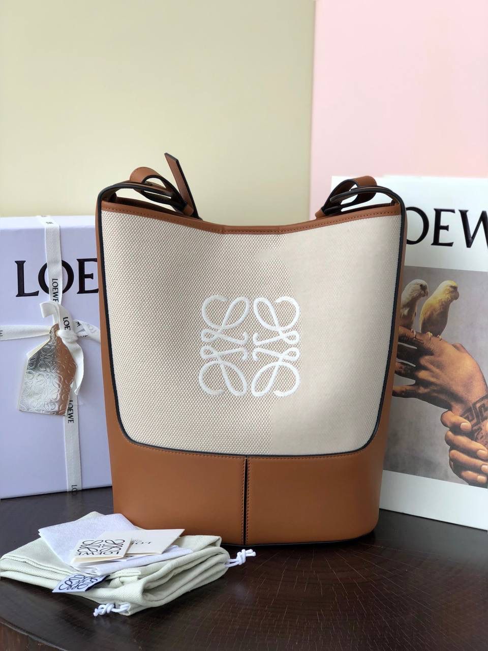 *𝘏𝘰𝘣𝘰 水桶通勤包 尺寸:32-26-13cm 编码:062108 【该尺寸没包装】 颜色:棕配米白（布配皮） Anagram标志性logo点缀，包身底部定型，自重超级轻，实用的桶形设计，巨能装哦！ 肩带可调节可斜挎and 侧背，追求潮流韩范儿的，甜酷风的迷弟迷妹们，走起，走起…😍😍