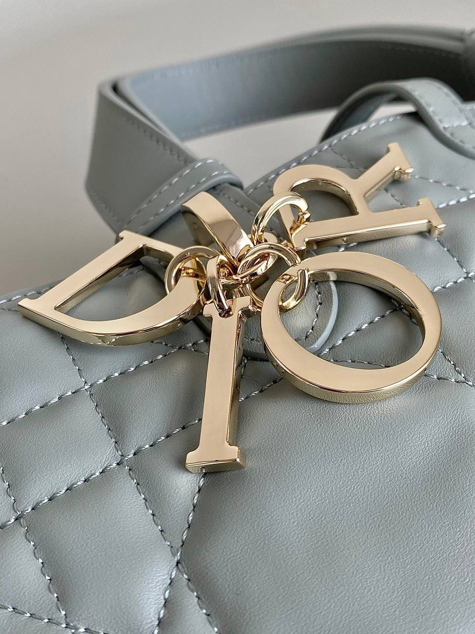 🈶岩石灰中号 𝗗𝗜𝗢𝗥 𝗧𝗼𝘂𝗷𝗼𝘂𝗿𝘀手袋，大爆款 即出即断，供不应求的一只啊 时尚敏锐度高的早已经抢先背了 比想象中更酷，又飒且慵懒的感觉 熟悉的超大藤格纹和近年来惯用CD搭扣 解开卡扣从方包变成托特大包，真绝了🔥😍 28.5×19×21.5cm，#m1292m