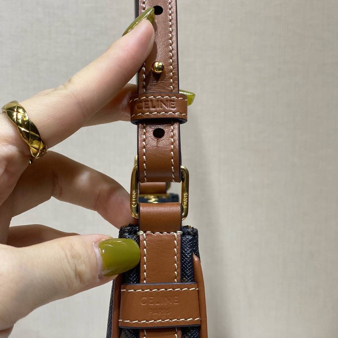 🔥大货实拍图 𝗖𝗘𝗟𝗜𝗡𝗘♥𝗖𝗔𝗡𝗩𝗔𝗦 𝗠𝗜𝗡𝗜 𝗔𝗩𝗔 腋下包鼻祖AVA出迷你款啦，简直可爱炸了！型号：10I602 尺寸：16*8.5*4cm