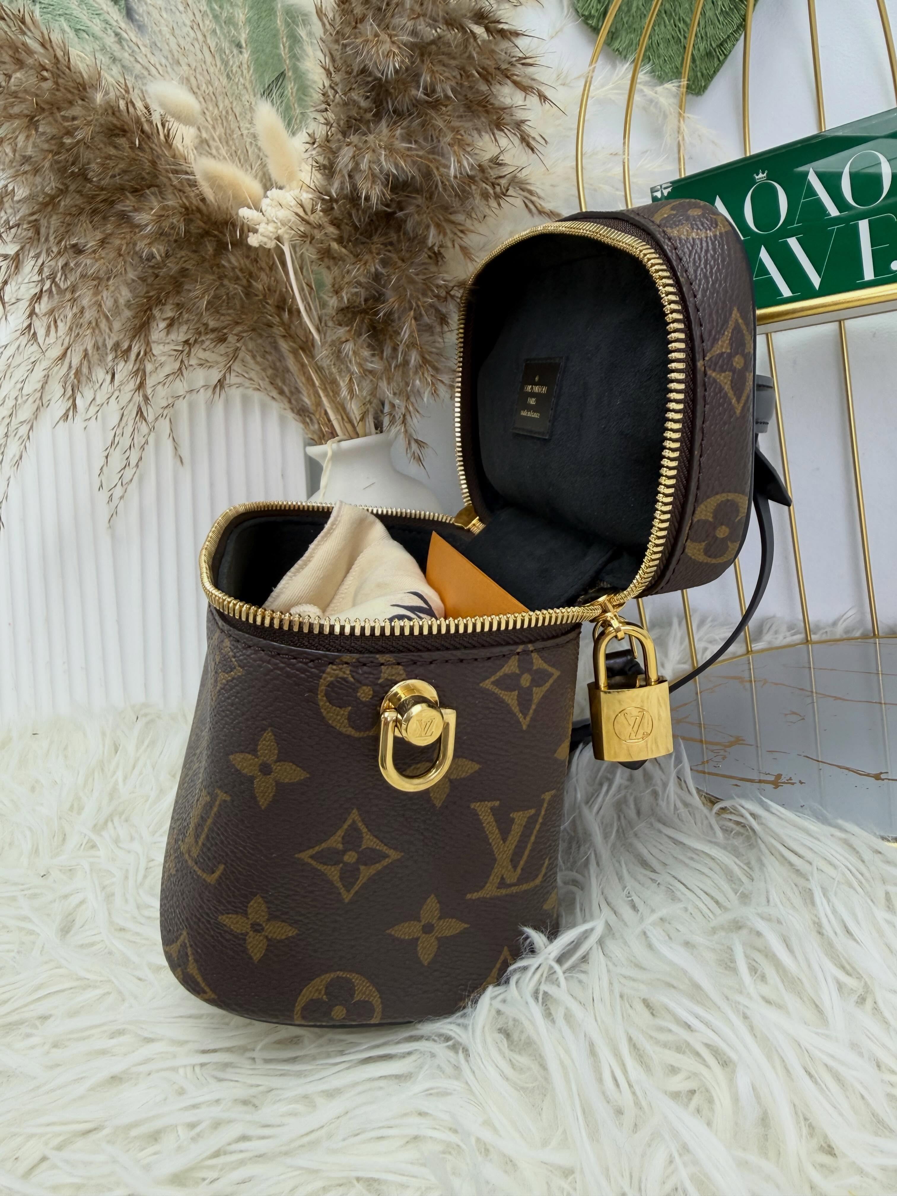 Lv👜 PRE OWNED 🛍️ 化妝包 有鏈條 晶片款 有單全套🤎  18.5*10*12cm  配件: 塵袋，晶片款 ，2021年單，鏈條，盒 💰優惠價 $11980 98%new  #收袋王  喜歡的話快點pm/whatsapp 我們💓 銷售熱線51111 321（whatsapp)  我們服務包括有：手袋飾物回收、手袋置換(一換一、一換多也可以） 、專業手袋鑑證、專業手袋護理  購買方法 🏢親臨門市 荃灣南豐中心15樓1521室（荃灣地鐵站a出口1分鐘到）敬請預約 ❤️只賣正品正貨，任驗💓🫰🏻 ❤️‍🔥本店為香港註冊公司絕對真貨，信心保證👍🏻 🫰🏻本店設有鑑證服務，有駐場鑑證師  ✨歡迎追蹤我哋各個平台緊貼最新優惠x貨品🔥😍 👇🏻👇🏻👇🏻👇🏻👇🏻👇🏻👇🏻👇🏻  ⭐️Instagram: aoaocave  🌈Facebook: aoaocave收袋王  🔥Carousell: acluxuryhk  👆🏻👆🏻👆🏻👆🏻👆🏻👆🏻👆🏻👆🏻  ___________________________  Disclaimer🫰🏻All trademarks and copyrights are reserved to the original brand holders. @AOAOCAVE sells only authentic goods and is not affiliated with any of the brands mentioned.  @AOAOCAVE 跟任何品牌無關，而且沒有持有任何品牌資版權，亦沒有與任何品牌合作。所有商標及版權歸屬於品牌坊所有，帖子只作分享用途。  #aoaocave #手袋回收 #名牌買賣