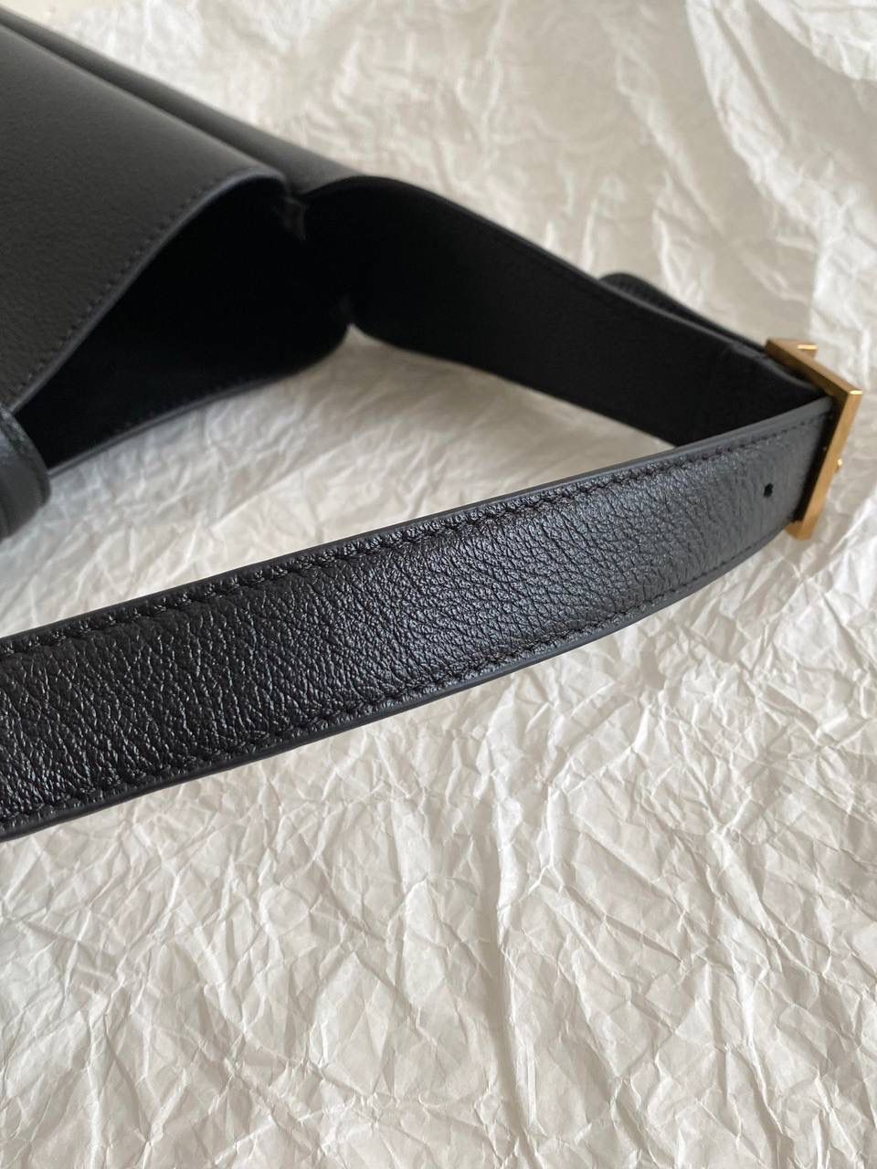 超级销量王🔥 【已更新最新细节⚠️】 ys1 hobo bag腋下包黑金🖤 我和你们说，这只包看着普普通通 但是上身是真的很好看！ 第一次看到他们家有这种慵懒的腋下包 整个包都是柔软的原厂胎牛皮 又轻容量又大，真的很～～好背 这只包的灵魂在于圆滚滚中又有型 市场很多做得太挺括硬朗，那种货打咩啊❌ ZP开发⚠️全套包装哦～ 23×22×8.5cm713938m