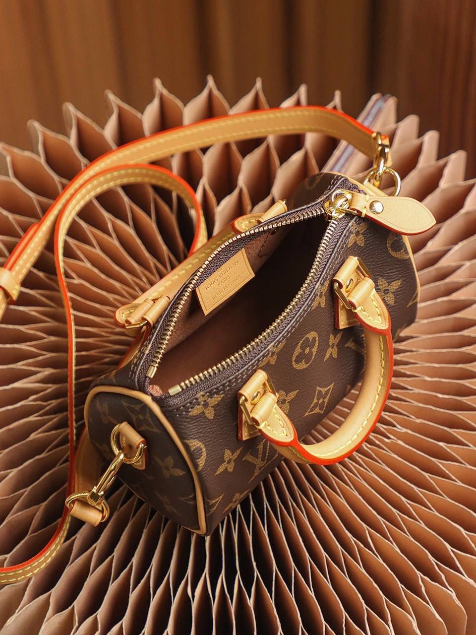 ❑𝑵𝒂𝒏𝒐 𝑺𝒑𝒆𝒆𝒅𝒚 𝑴𝒊𝒏𝒊 👜✨ ❥尺寸：16*10*7.5cm 𝕊𝕡𝕖𝕖𝕕𝕪系列是浓缩经典的精华， 以𝐌𝐢𝐧𝐢精致的小巧造型，搭配可拆卸的肩带设计，🉑️拆卸的肩带，给人不同的演绎风格，可盐可甜，比较可爱，比起老款的𝐍𝐚𝐧𝐨系列，新款的设计更加人性化，可调节肩带设计，满足身高的需求，颜值可是百搭款！