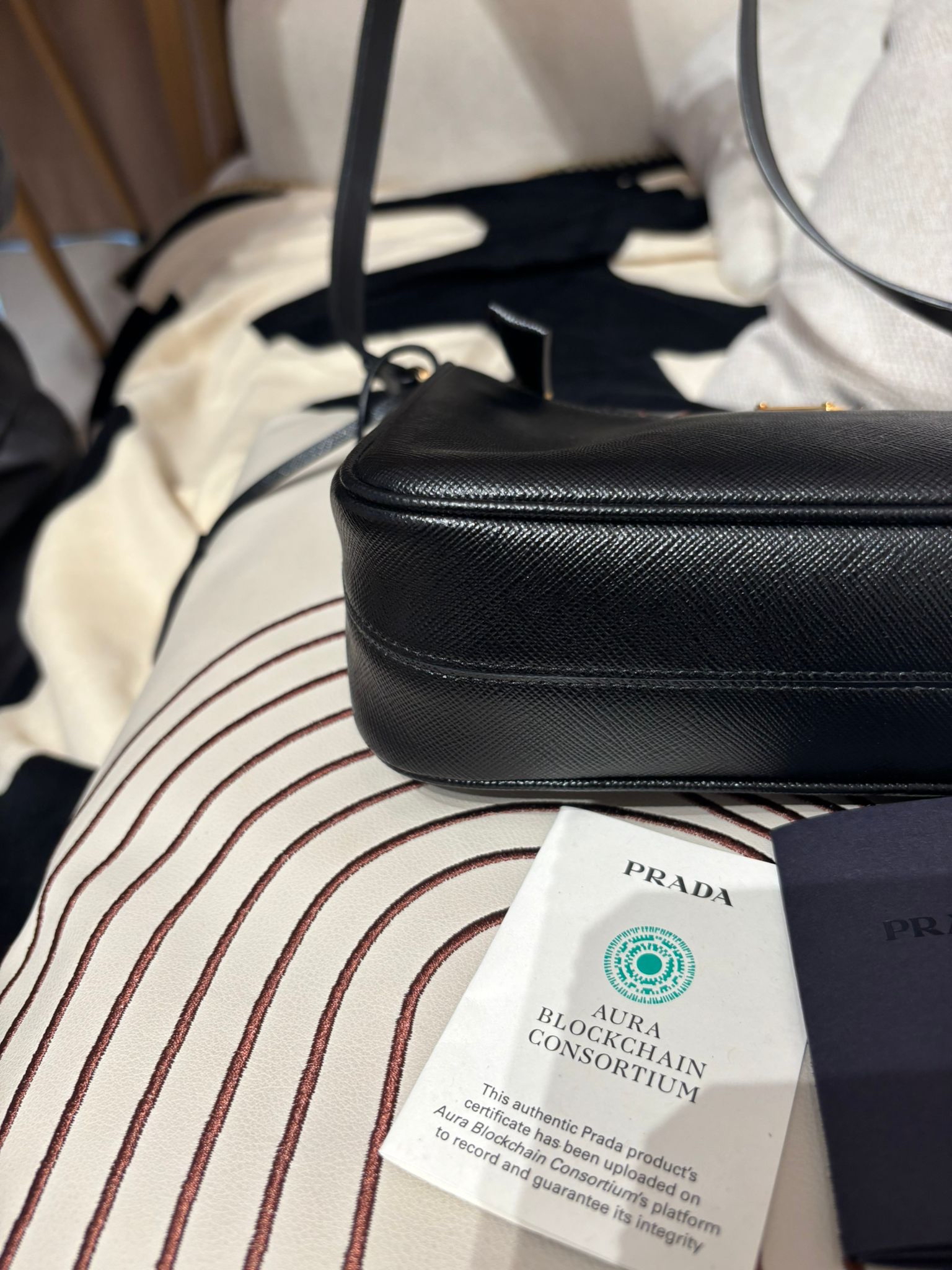 Prada Re-Edition hobo 牛皮 肩帶可調節長度 100%Authentic , 99%new ✅card booklet ✅dust bag 👜專門店售價$19,200📣
