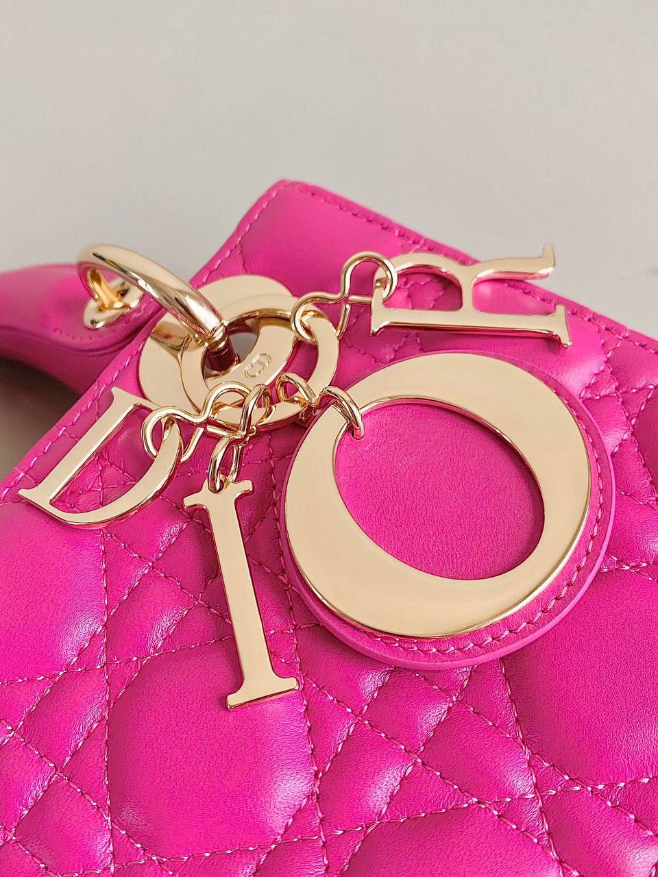 🈶火龙果色 𝗗𝗜𝗢𝗥 𝗟𝗮𝗱𝘆羊皮四格金扣 谁能拒绝这只刚出的夏日限定色啊 官网叫拉尼粉，粉紫调这不就是火龙果？ 超炫的视觉冲击，衬的人非常显白 迷幻又很甜的多巴胺色彩，今年夏天冲 进口原厂羊皮➕全钢五金，最高版本 （配6个五金图案 全套包装） size：20×16.5×8cm 4123m