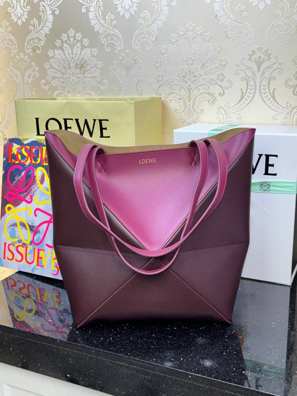 *中号𝐏𝐮𝐳𝐳𝐥𝐞 𝐅𝐨𝐥𝐝折叠手袋👜*（深红拼色） ——全新【𝗡𝗘𝗪】升级‼️ 延续经典𝙋𝙪𝙯𝙯𝙡𝙚的标志性几何裁剪设计，新晋顶流🅰️𝙋𝙪𝙯𝙯𝙡𝙚 𝙁𝙤𝙡𝙚 𝙏𝙤𝙩𝙚以折纸包为灵感，升级成🉑完全折叠‼️的结构，立体与平面任意切换，出差旅行🧳必备单品。小牛皮材质轻且柔软，𝐌𝐢𝐧𝐢尺寸搭配一条可拆卸式肩带，手提，肩背，斜挎多样化背法✨ 尺寸：𝟐𝟓.𝟓-𝟏𝟒.𝟓-𝟑𝟏.𝟓𝐜𝐦 款号：052316