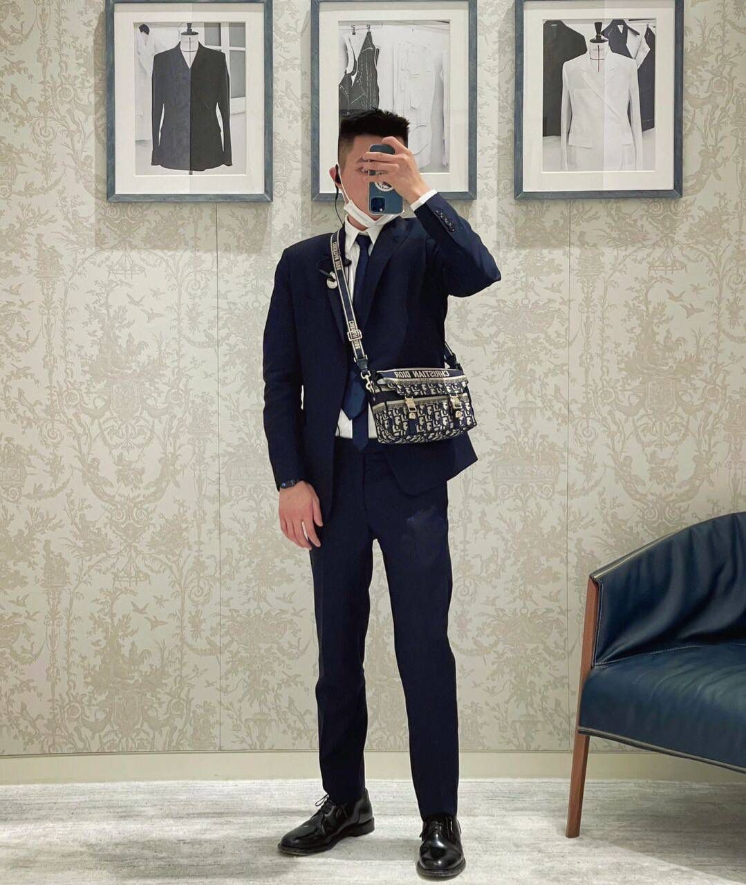 小号 DIORCAMP 手袋👜✨ 蓝色刺绣 Oblique 印花 这款小号手袋通体饰以蓝色刺绣 Oblique 印花，搭配“CHRISTIAN DIOR”标志翻盖和运动风格“CD”搭扣提升格调。 正面饰以“CHRISTIAN DIOR”标志 “CD”搭扣 可拆卸、可调节的肩带 内含防尘袋 尺寸：23 x 15 x 8 厘米