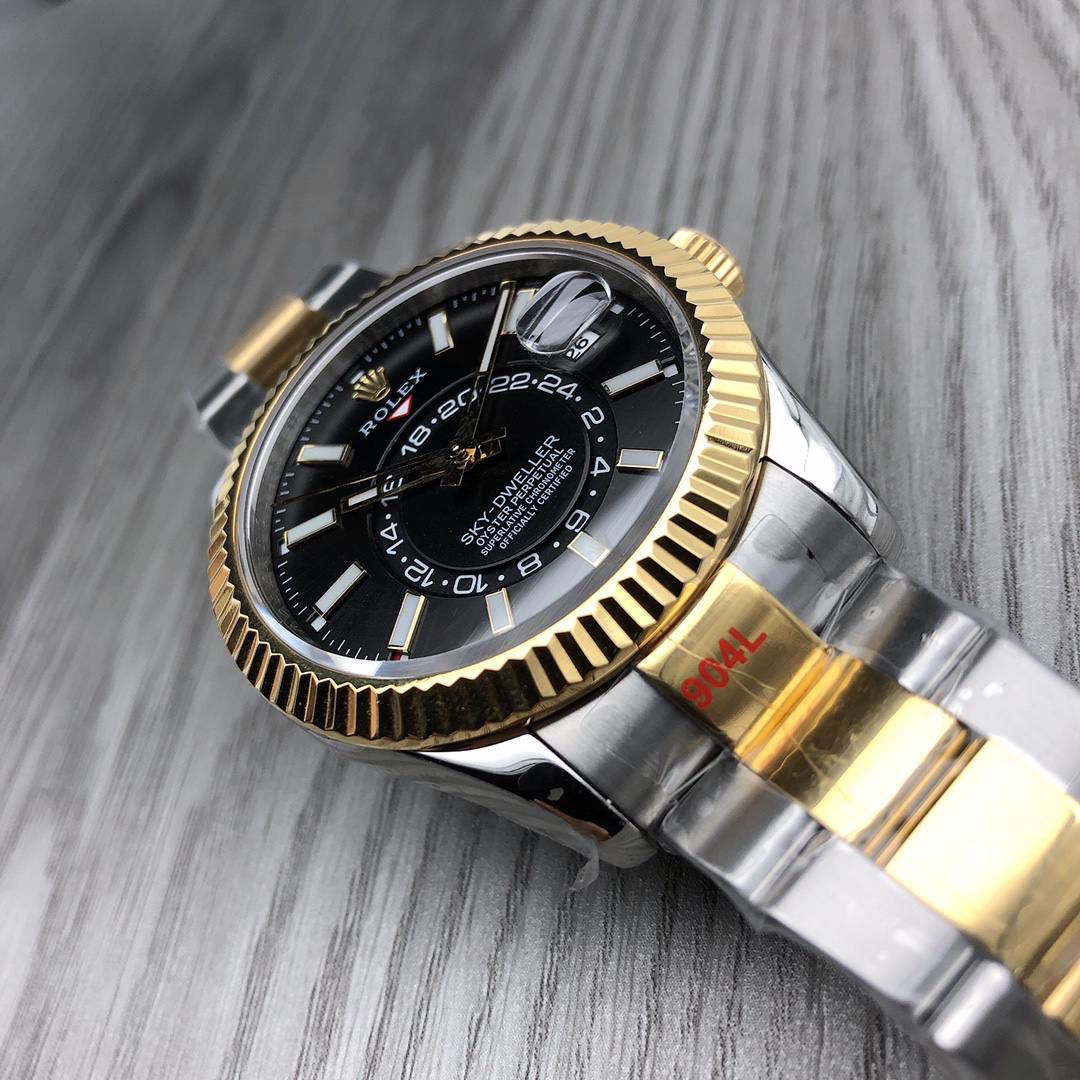劳力士 Rolex Sky-Dweller ！纵航者型系列 m326933-0005 🎮OT1 【表壳】尺寸42MM，沉稳可靠、雍容大度！表圈采用劳力士Ring Command三角坑纹，旋转外圈可调转月份功能！抗刮损蓝宝石水晶，防反光凸透式放大日历窗【表带:】(蚝式钢)，蚝式，三排链节 🎮 蚝式摺扣配5毫米易调链节伸展系统【表盘】放射太阳纹理，刻度12小窗口红点月 份显示【机芯】搭载全自动机械9001机芯【功能】日期显示 月份显示 年历显示 双时区 🎮