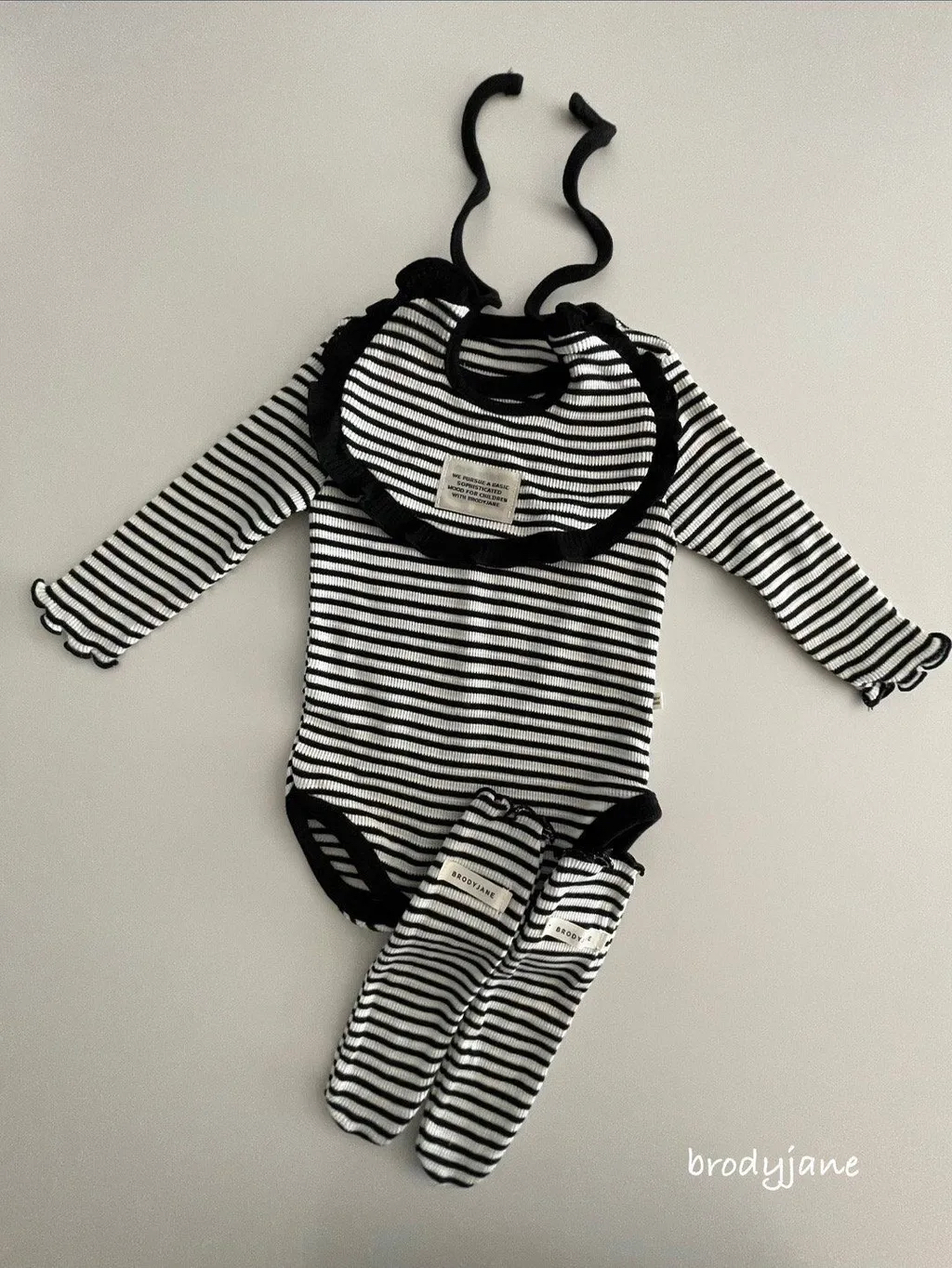 🇰🇷Brodyjane bonnet/bib/socks