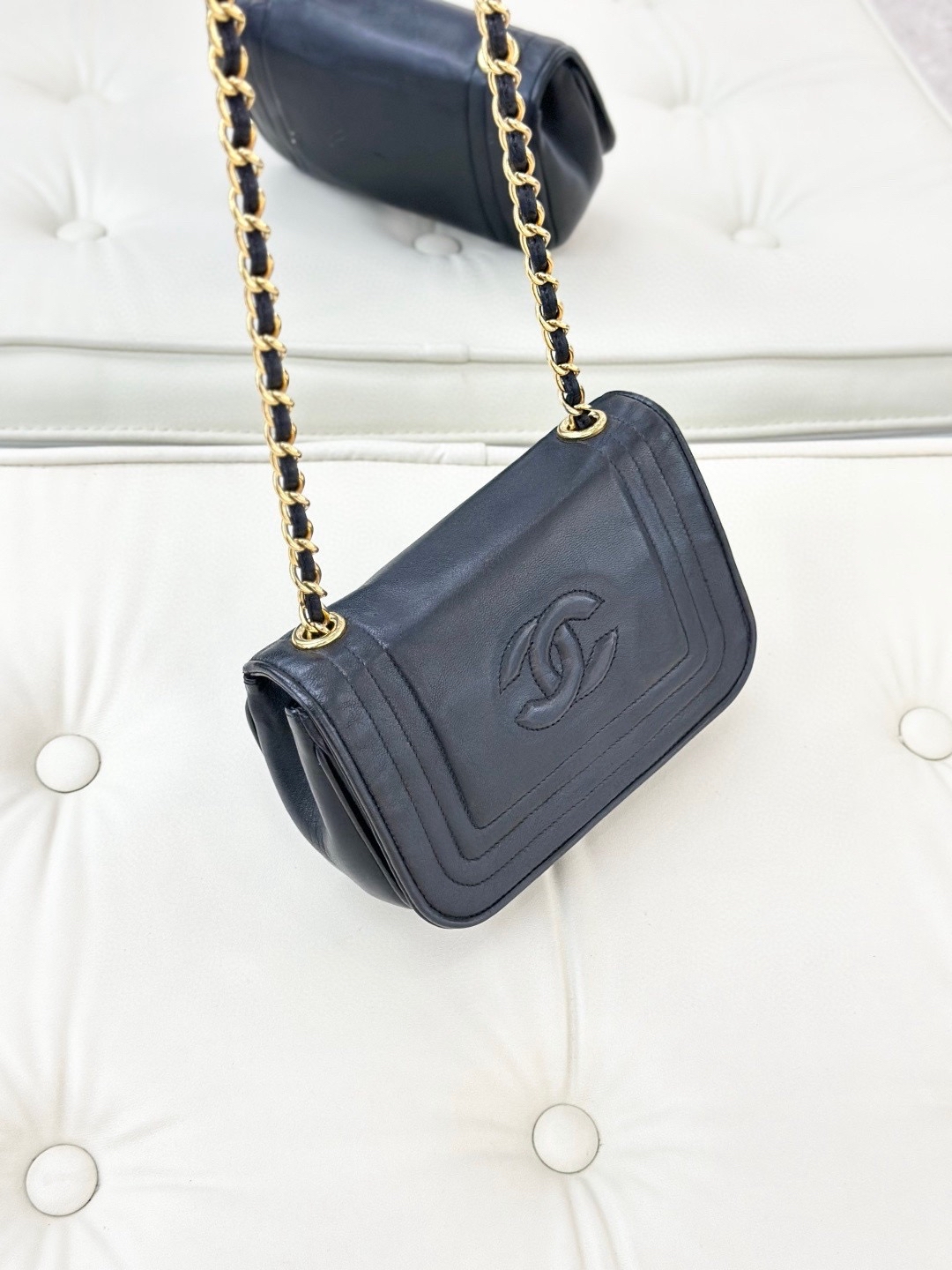 【預訂貨品】Chanel Vintage黑色羊皮金扣woc