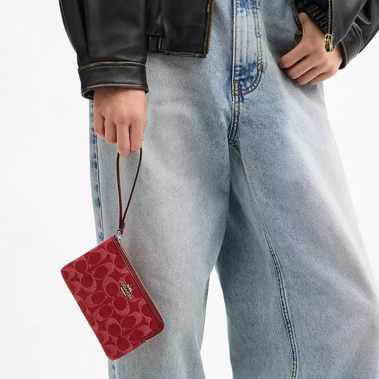 ✈️🇨🇦🇺🇸牛仔布❤️紅色Signature C  pattern Coach Outlet 拉鍊包現貨💝💝
