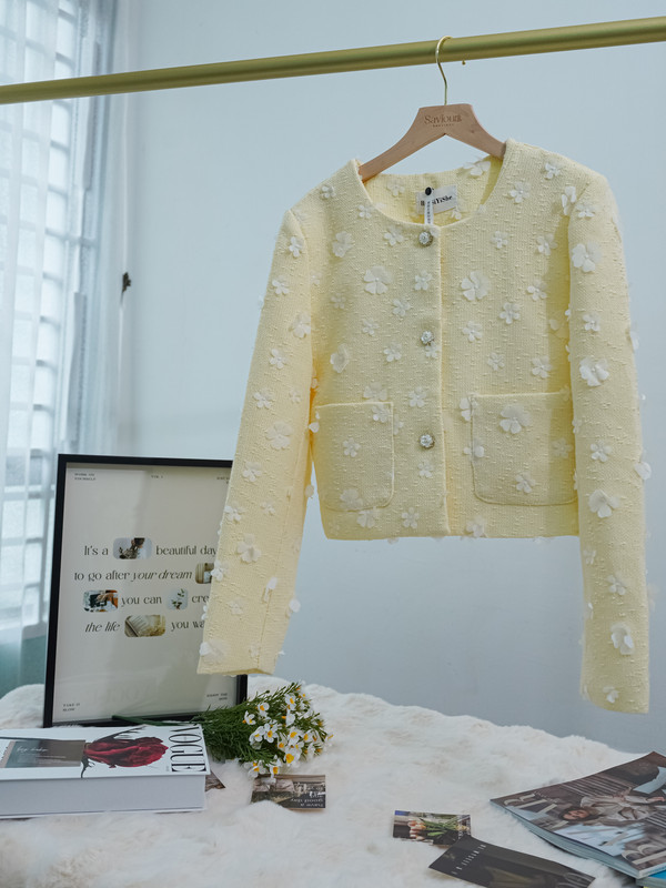 Cropped Jacket with 3D Floral Embroidery and Rhinestone Buttons ‖ 立体花朵刺绣亮扣短款外套 KR01108351