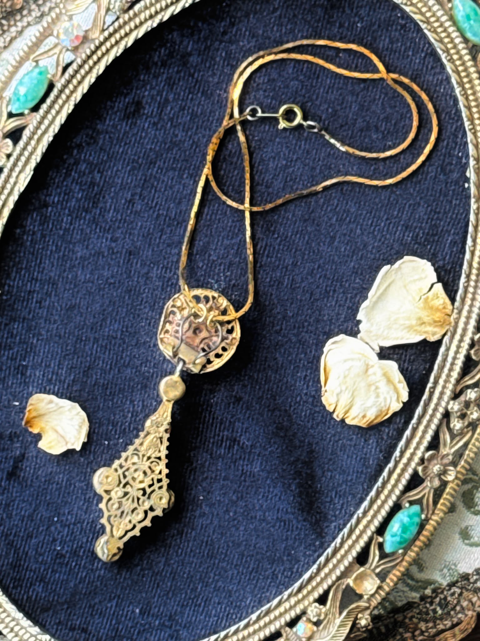 Vintage 1940s Elegant Gold Tone Filigree Pendant Necklace (MT2265)