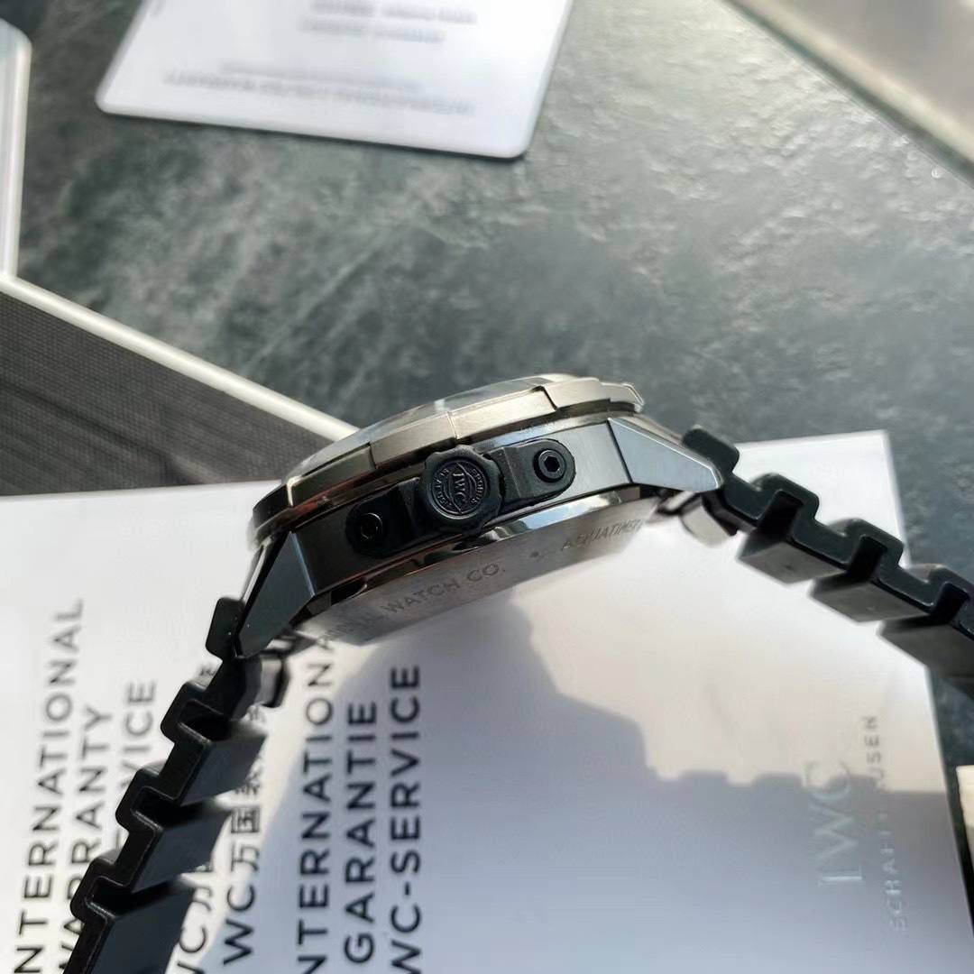 最新款上即将来袭，海洋王者不止水鬼，深海之星万国海洋时计2000自动腕表——只为男人制表！ 专为潜水员及潜水爱好者打造顶级潜水仪器，即使是对于极端的水下作业也不在话下，表壳直径46mm，以钛金属打造。腕表采用一枚造型精美的穹形蓝宝石水晶玻璃表镜，富有机械感的齿轮形表冠，黑色橡胶表带！机芯采用亚洲超级稳定的Aisa2824全自动机芯，3点简洁的日历窗口，表底深海潜水员的经典潜水头盔，一款适合生活悠闲及夏天潜水游泳的最佳选择🔥