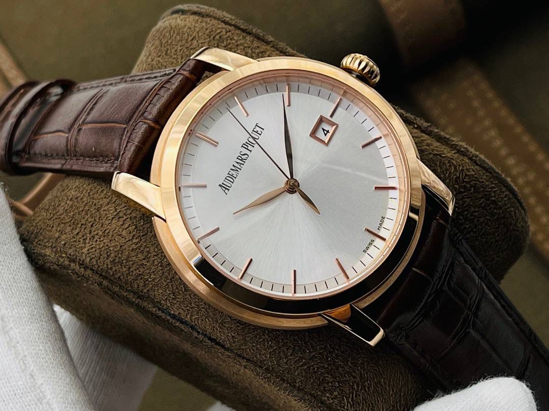 原版开模 市场最高版本 爱.彼 JULES AUDEMARS系列男士腕表！ 1⃣️机芯型号：2824改3120自动机械，透底设计！稳定零返修！ 2⃣️表径41毫米！ 3⃣️大三针简约表盘！ 4⃣️316L精钢壳套！