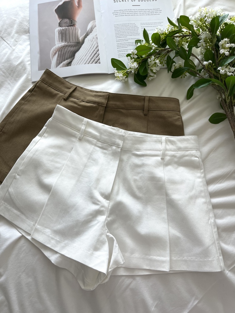 Classic Belt-Loop Shorts (Khaki)