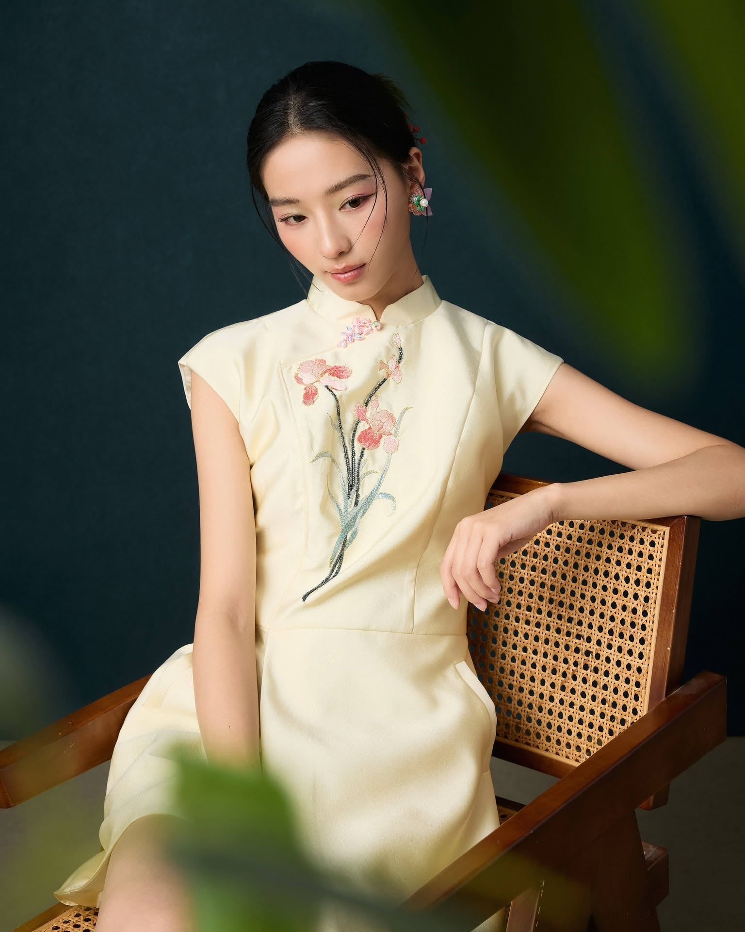 花刺绣闪亮珠饰连身裤  D0350