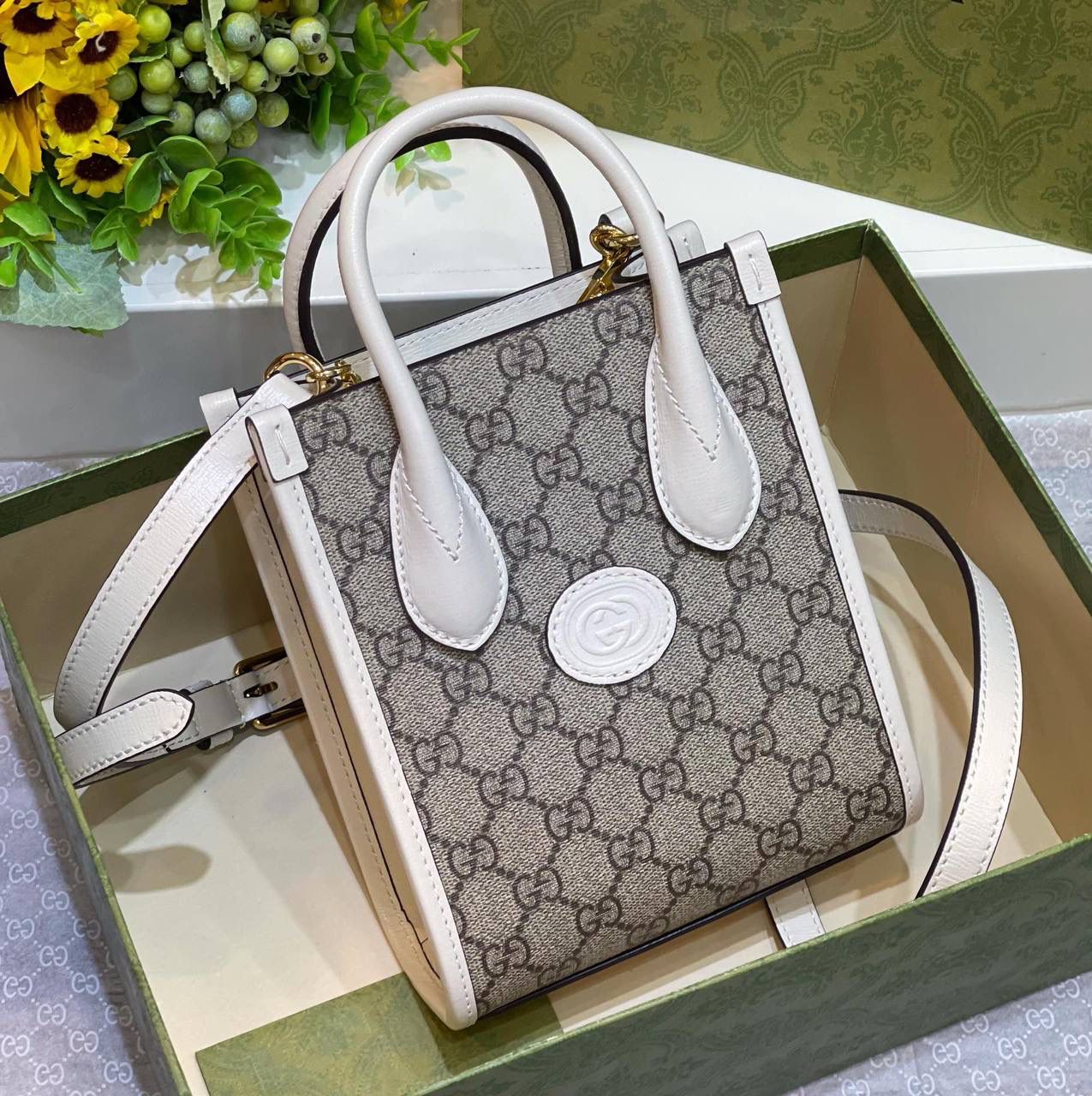 ✈️✈️✈️#🔥Retre 迷你 𝐓𝐨𝐭𝐞 # ▫️型号：671623 ▫️尺寸：16*20*7cm [烟花]全网火爆的迷你小托特，琴谱的基础包型完全不踩雷，直接盘肥家[666] 原厂牛皮➕Pvc老花 保留经典双G椭圆行标牌，内部卡座隔层、手链斜挎随意切换，𝐛𝐢眼入！