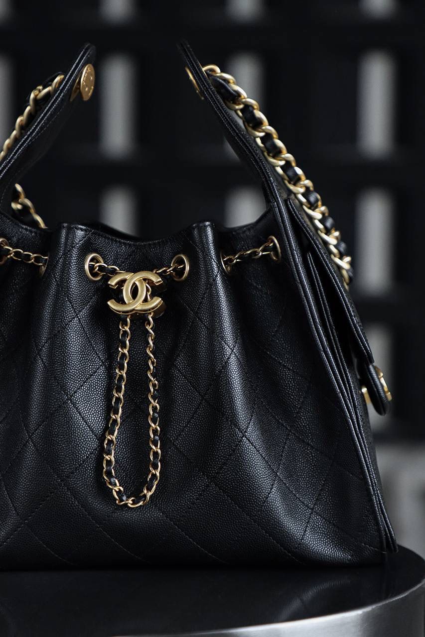 25BAG 嬉皮hobo小號鑒定版👜 一包一碼 支持全球鑒定查驗身份證原廠專G impala三只羊皮料過關清單資料可査詢 25C嬉皮包25bag，一經問世，便稱為本季的包王！ 25BAG的設計源於對自由與不羈精神的鬆弛感，融入當下流行的嬉皮風格，賦予包包自由、不羈的氣質！ 25bag熱度居高不下，成功躋身本季包王的寶座！ 五金：厚镀24k复古金 皮料：impala三只羊小球牛皮 尺寸：30*26*14cm