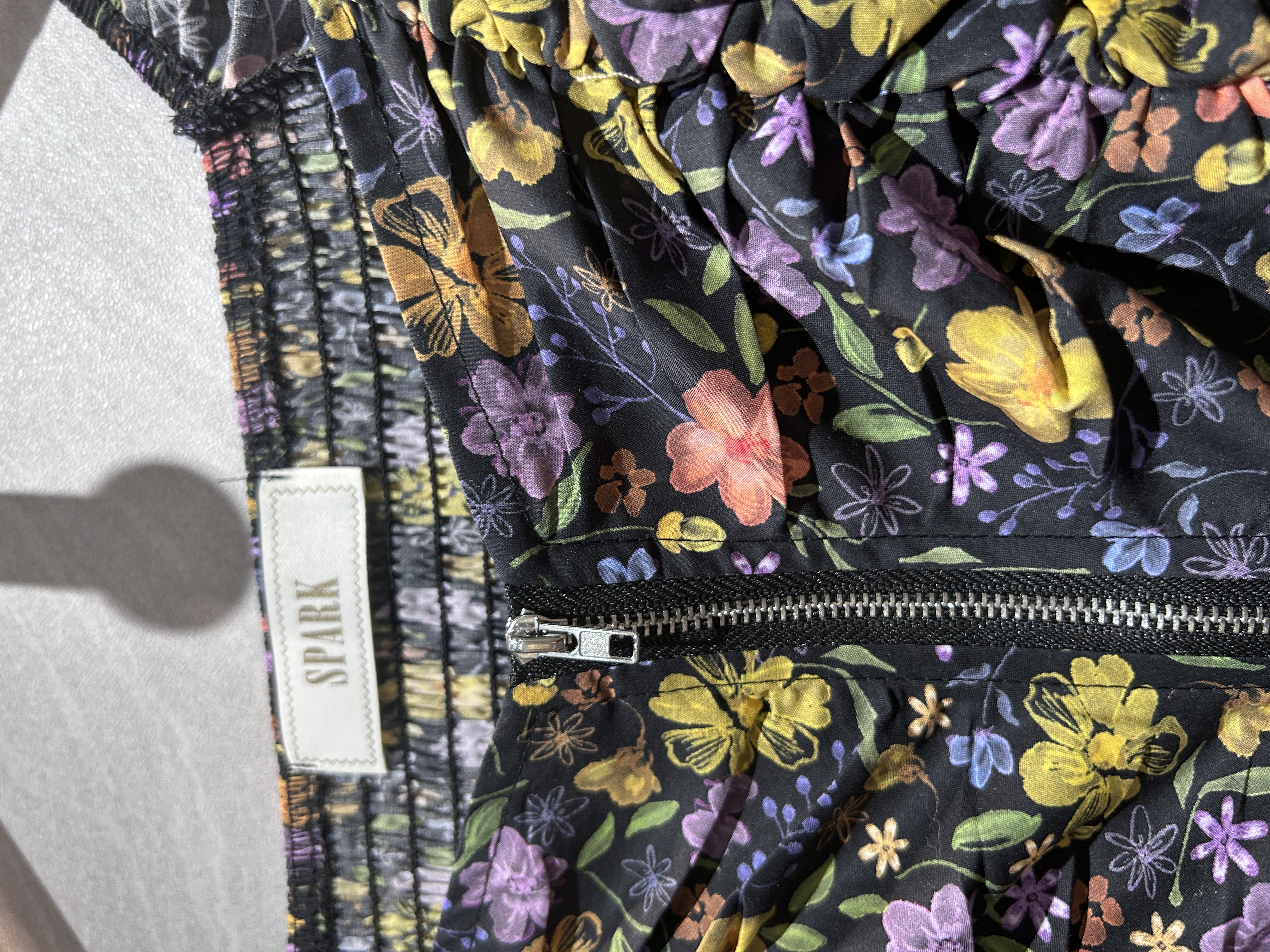 黑色手繪圖印花上衣