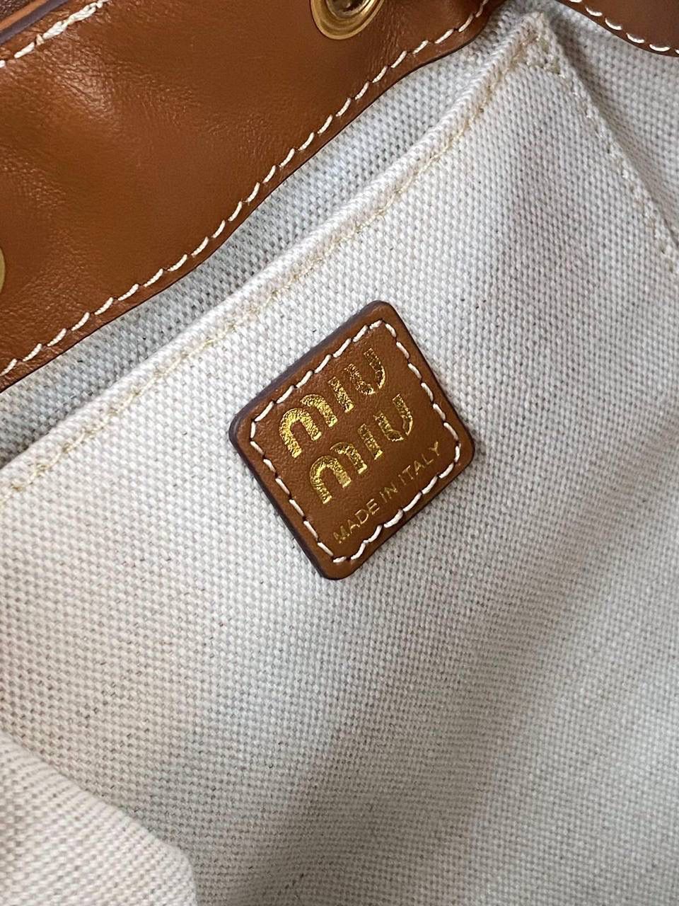 🈶干邑色小号 𝐌𝐢𝐮𝐌𝐢𝐮 双肩包·牛皮 万众期待的全皮款双肩包！ 它终于出来了，天天被催爆🤪 只有真的好看好背才能一直被惦记 全皮很有质感，手感超级软乎 自重很轻！容量也足够日常 再挂上可可爱爱的挂件呼呼～ 太好看了！！可以闭眼入 小号：18×22×11.5cm #F0060m 大号：25x29x12.5cm