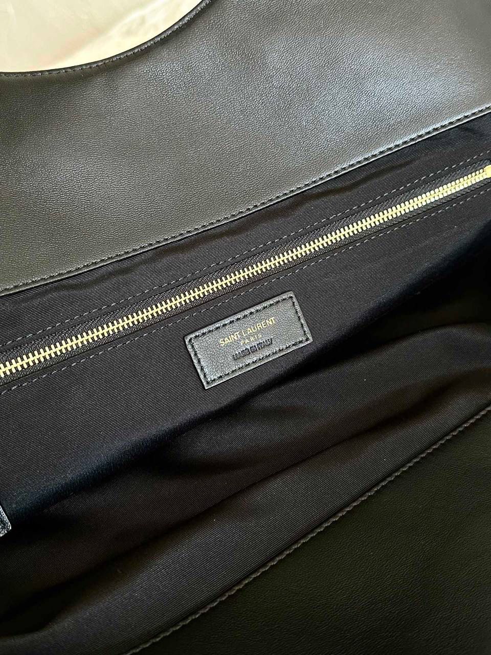 销量王🔥预定月底⏰ ys1 Icare bag超大tote 今年最火的大包一定是它！ 超夸张的大logo确实很大胆 前后两片无裁切的大羊皮 你们就知道用料需要多高的成本了 据我所知，很多家已经在偷偷更换便宜的材料... (因为它足够火，皮料对不对版他们都能卖... ) 我们来晚了，价格上也做出让利 先让你们看看我们对这个牌纸的用心程度💕还是那句话吧，我们只用原厂皮，只做原版开发，只做最高版本，只做正确版❗️ 58×43×8cm698651m