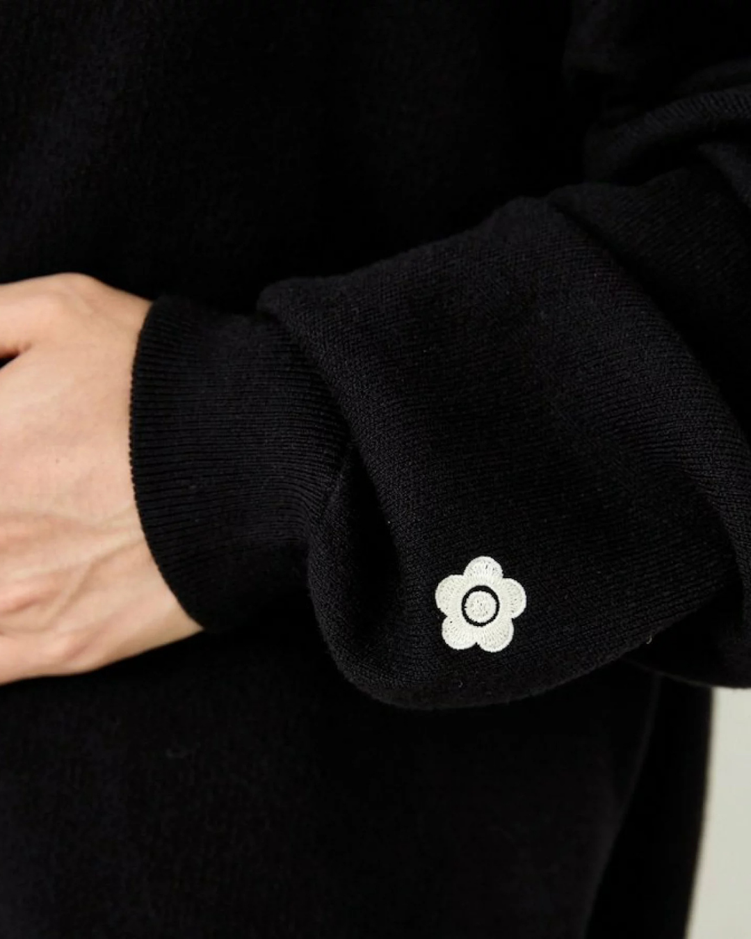 日本代購【 2026新產品 日本直送  MARY QUANT × PUBLUX 限量別注 男女通用 標誌撞色圓領針織冷衫外套 Unisex Bespoke Logo Crew Neck Knit Cardigan 】