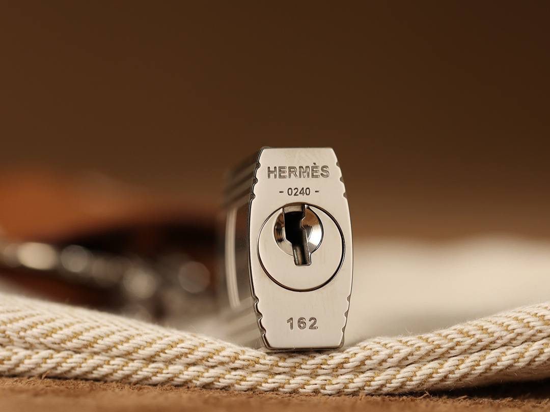 Hermes 爱马仕 Birkin25cm 大象灰银扣👜✨ Birkin 独家渠道货 独家欧洲原厂皮原厂五金组装的ZP尾单货 尺寸：20 X 25 X 13CM 尺寸：22 X 30 X 16CM Birkin我们采用的是进口原厂Togo真皮，什么是Togo皮呢？ Togo皮：最经典的Birkin用皮。表面是均匀的颗粒状，类似荔枝纹，有光泽。皮质较硬，容易保持包包的形状，相对较轻，触感比较柔软，耐磨耐用； 我们用的是纯原、原厂皮就是和原版专柜一样的皮！