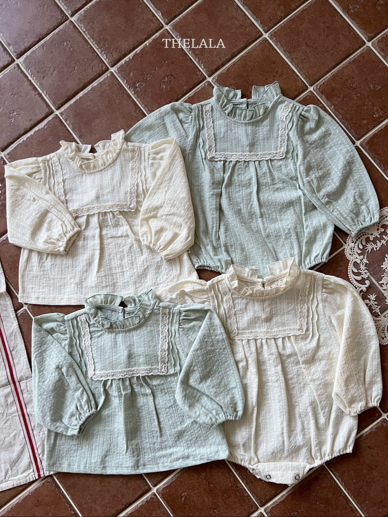 🌸預訂 韓國直送🌸🇰🇷THELALA兩色蕾絲花邊領長袖包屁衣