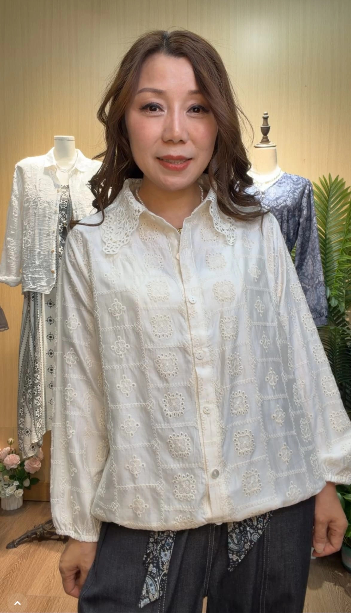 A16蕾絲刺綉上衣(42~43寸胸/22.5寸長)