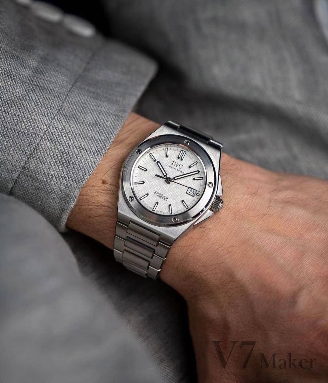 新作最特别之处在于表盘再现原版 Ingenieur SL 使用的「网格」饰纹，制作时需要在铁质表盘底座上冲压形成凹雕纹路，再经过镀锌处理。该图案由相互垂直的细线组成，压印于软铁坯件后再经电镀工艺处理。该图案覆盖整个表盘内部区域，而环绕分钟刻度的表盘外部区域仍然保持光滑。IWC标识的比例及其在表盘上的位置经过精心调整，可以确保它与“网格”图案严密对齐。涂覆夜光材料的时标确保在夜间依然清晰易读 表盘采用大三针布局，时标和秒针同样回归了70年代的造型，3点为日历窗，6点则是「INGENIEUR」标志。