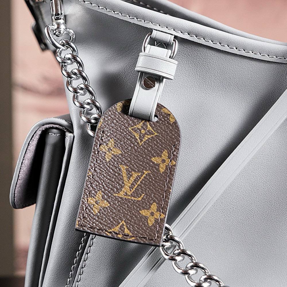 𝐂𝐀𝐑𝐑𝐘𝐀𝐋𝐋 𝐂𝐀𝐑𝐆𝐎芯片跳动码小号👜✨ 爆款𝐶𝑎𝑟𝑟𝑦𝑎𝑙𝑙 𝐶𝑎𝑟𝑔𝑜鲨鱼灰，强烈推荐闭眼入！ 羊皮面料搭配着老花肩带点缀，简直又是新宠大爆款， 慵懒随性感轻松拿捏🤏🏻 上市后一直处于一个断货王的存在！ 五金材质：厚镀纯钢五金 皮料材质：法国进口小羊皮【芯片版】 尺寸详情：𝟑𝟑.𝟓*𝟐𝟑*𝟏𝟓cm