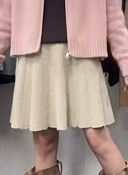 SA31356: 橡根腰半截直紋針織A字裙