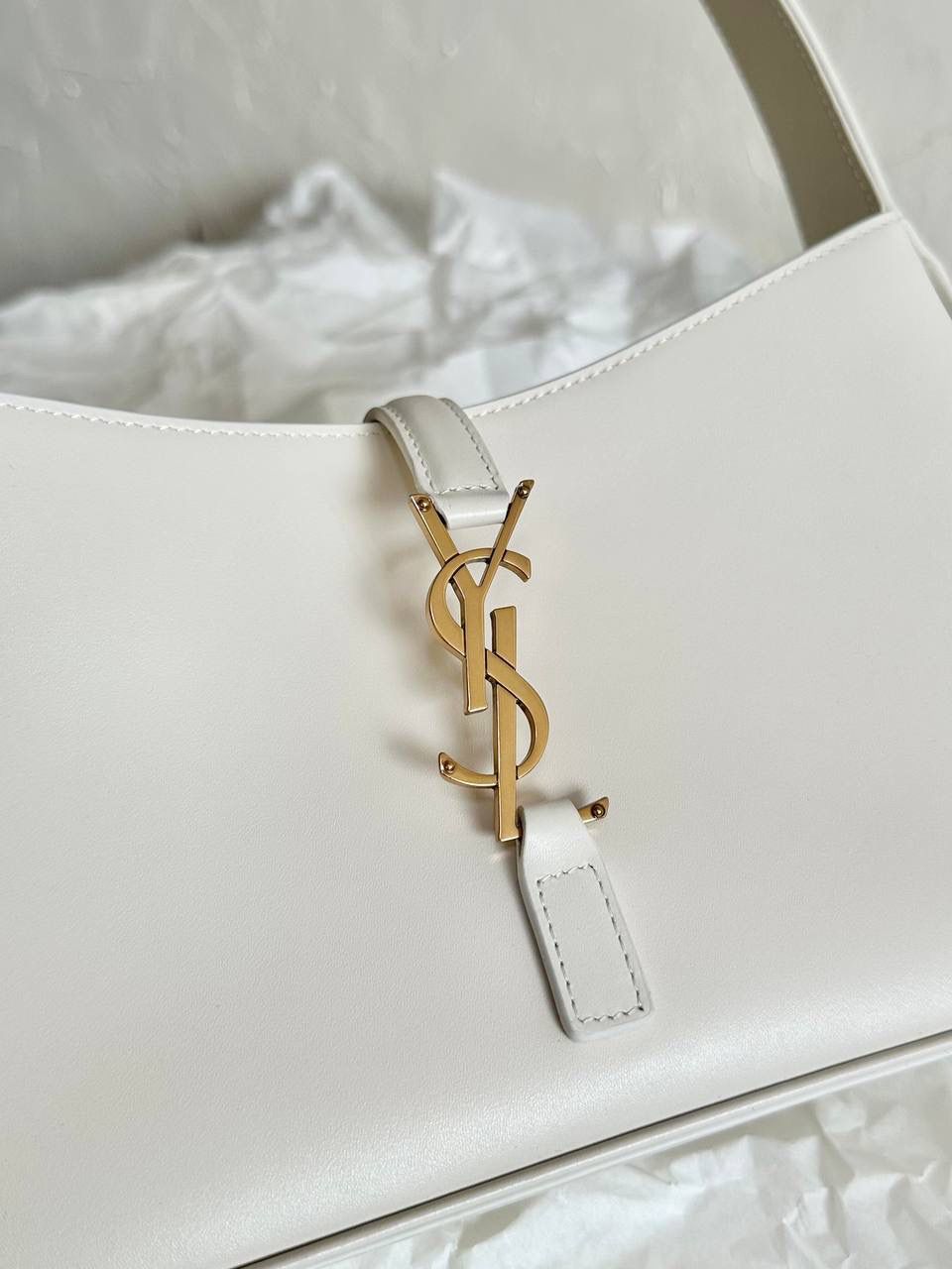 ys1 le5à7 光滑牛皮腋下包鳄鱼纹🐊 没找到他们家出的包包越来越极简主义 线条流畅，没有一丝一毫多余的废话 包身正面的一个logo说明一切 能留下来的都是这种简单款 日常最好搭配的也是这种 头层牛皮不仅光滑 皮感摸起来还有一点点韧度 内里搭配了我最爱的麂皮 真的是里里外外都非常打动人🖤 我的私心强推！ 23×16×6.5cm651350m