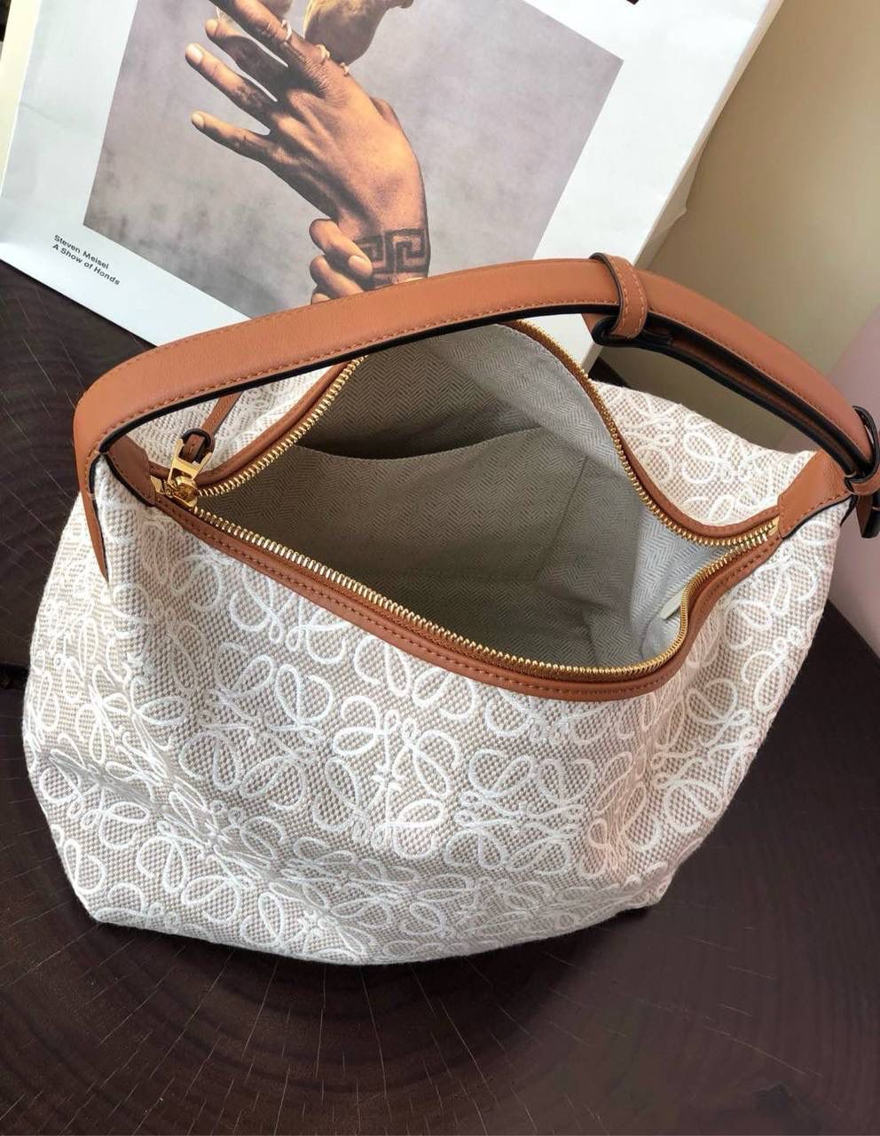 * 𝘊𝘶𝘣𝘪 𝘈𝘯𝘢𝘨𝘳𝘢𝘮 提花布手袋✌️ 大号尺寸:27-17-22cm（顶部宽处34cm） 小号尺寸：21-12-17cm（顶部宽处25cm） 编码:062102布配棕 包包面料挺括度适中，没有固定形状 ，背上出门慵懒氛围感十足😘，肩带可以调节，伸缩至腋下背，单肩，手拎皆可