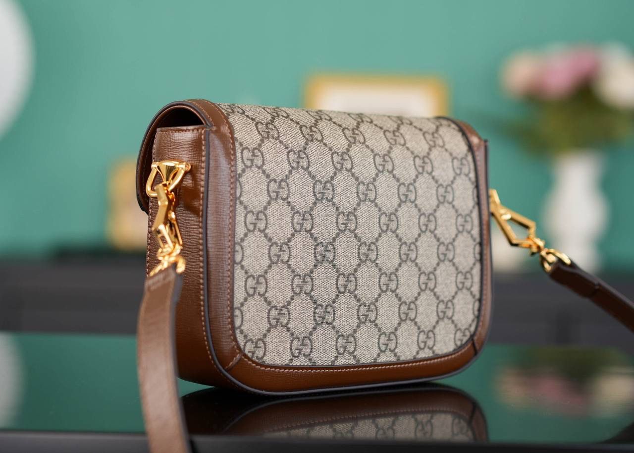 🥯Horsebit 1955系列迷你马鞍包 老花棕20cm 正品售价,500 独家原厂皮发售 限量级别 GG家1955马鞍包已经火爆到人手一支的节奏，超级大爆款！ 这次出了迷你尺寸配可拆卸双肩带，简直超哇塞 马衔扣标志性设计，焦糖棕原厂牛皮配上最受欢迎pvc元素，皮肩带布肩带任意更换~ 官方款号 658574 尺寸小号：20.5x14x5cm 大号：25x18x8cm