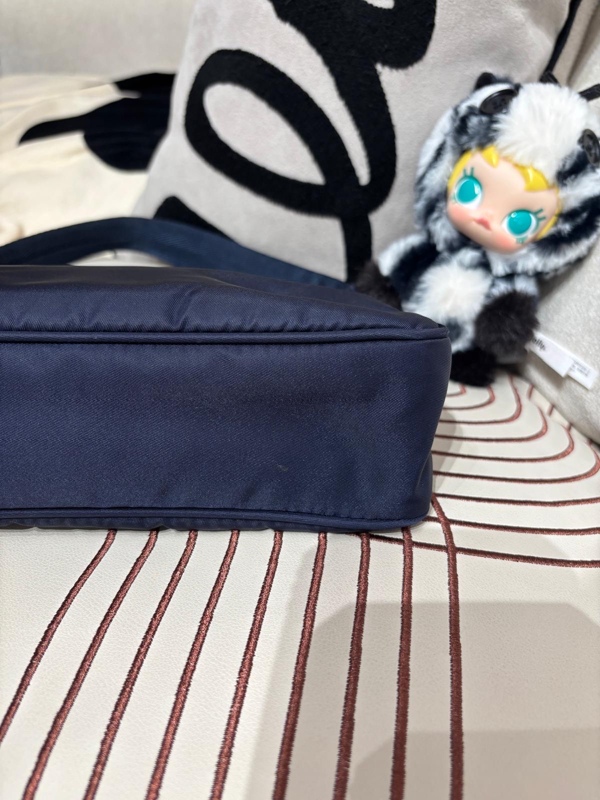 Prada re-edition 2000 re-Nylon Hobo Bag Navy 100%Authentic, 95%New