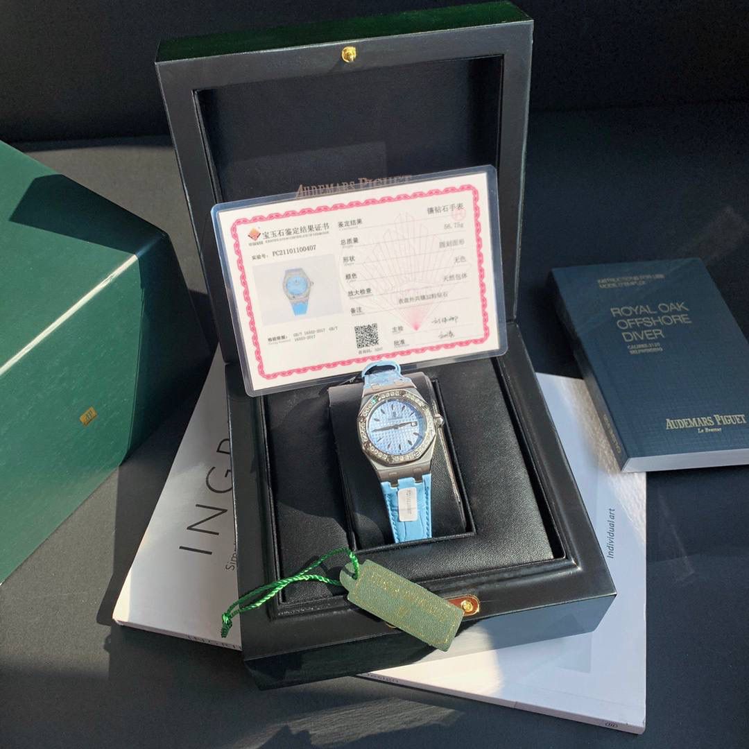 全网女神看过来😍😍这款爱彼女表才是最具有性价比的… 爱彼皇家橡树系列型号67601石英腕表，皇家橡树系列独有的八角形外观还拥有爱彼独特的设计风格也将女士优雅风格融入其中，深受女明星们的爱戴，表带澳洲湾鳄鱼皮，即使只有33毫米的小尺寸，也将爱彼独有的纯净美感与刚毅线条展现的淋漓尽致，而镶满钻石的表圈也为佩戴的女士增添了更多的柔美。（32颗明亮式切割美钻，总重约0.65克拉）巴蒂镶嵌一枚半透明凸面蓝宝石，搭载瑞士进口石英机芯，拥有实用的日历显示功能，女士们佩戴起来不会显得沉重 ，配专柜最新全套包装发货！这种货一般数量不是很多哦