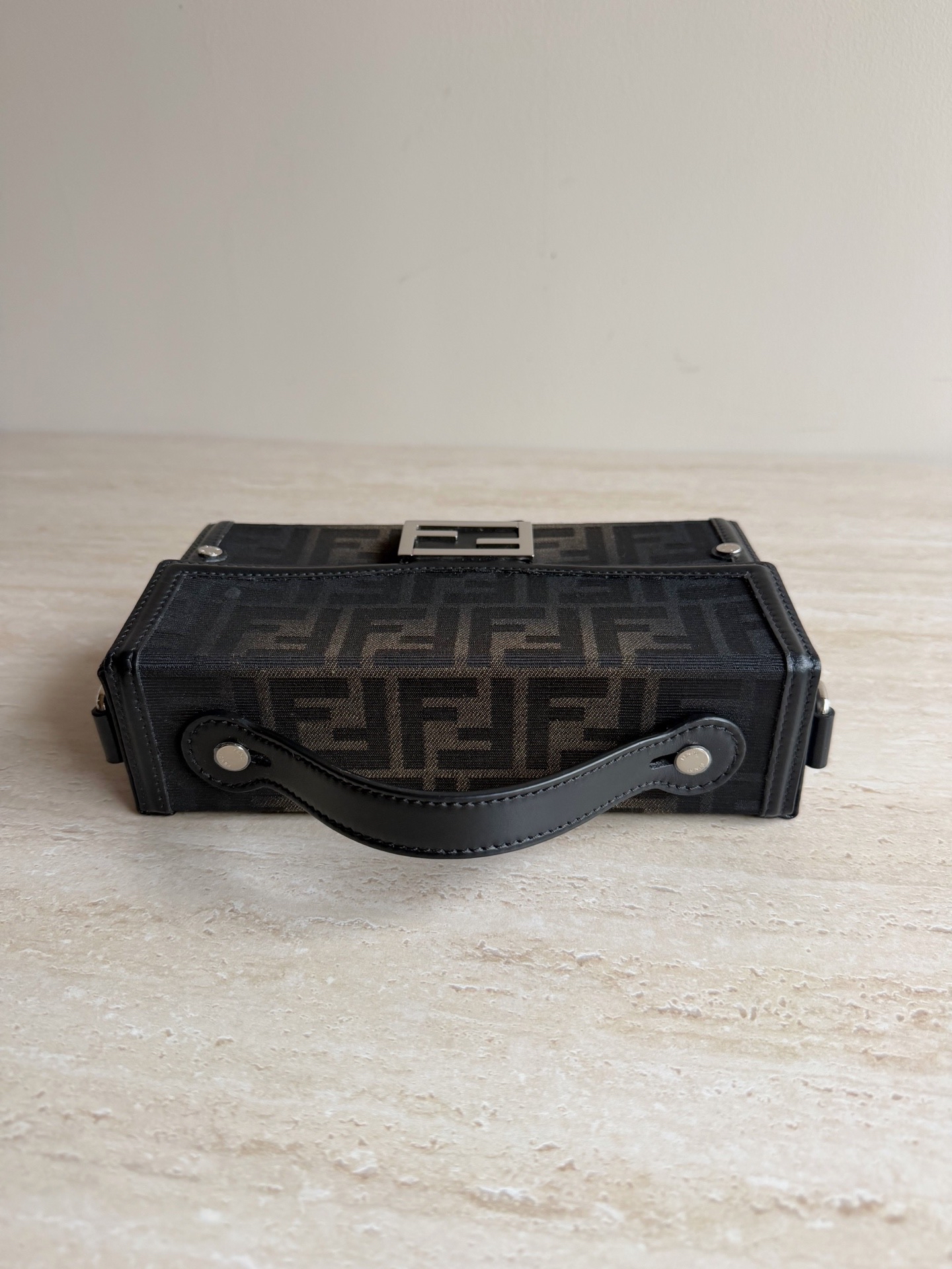 【預訂貨品】FENDI老花相機包